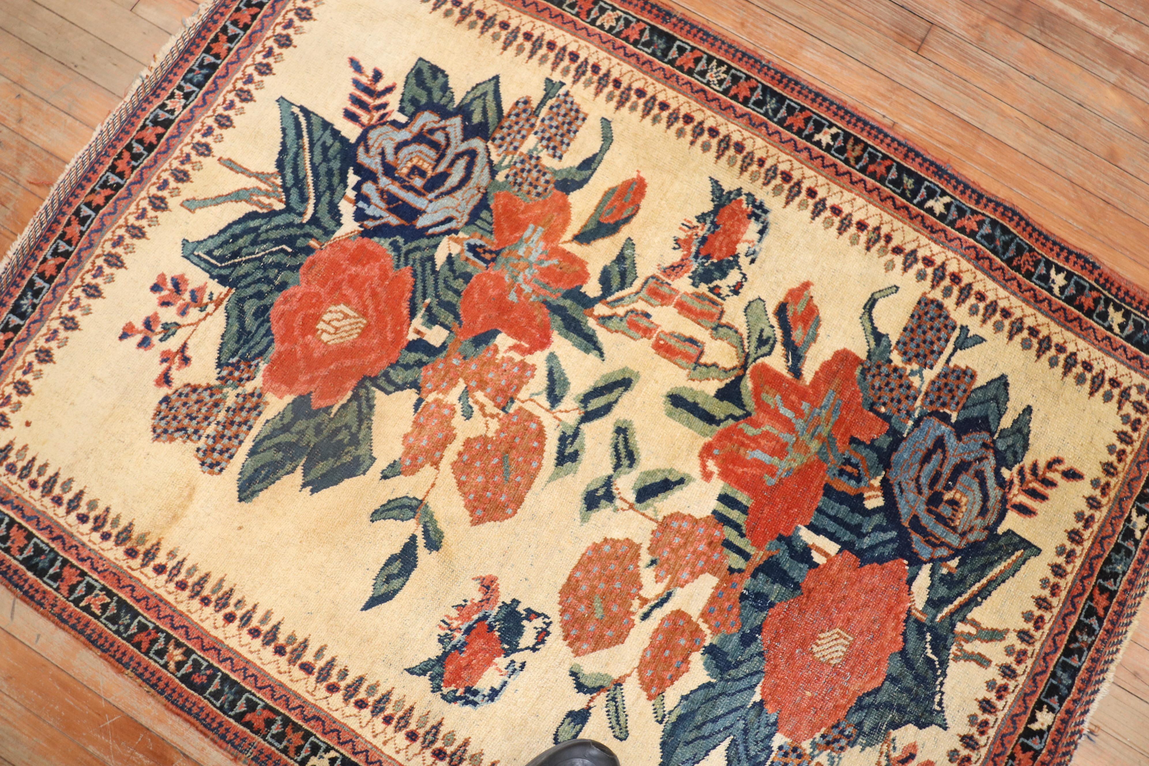 Quadratischer persischer Afshar-Teppich mit Blumenmuster im Angebot 1