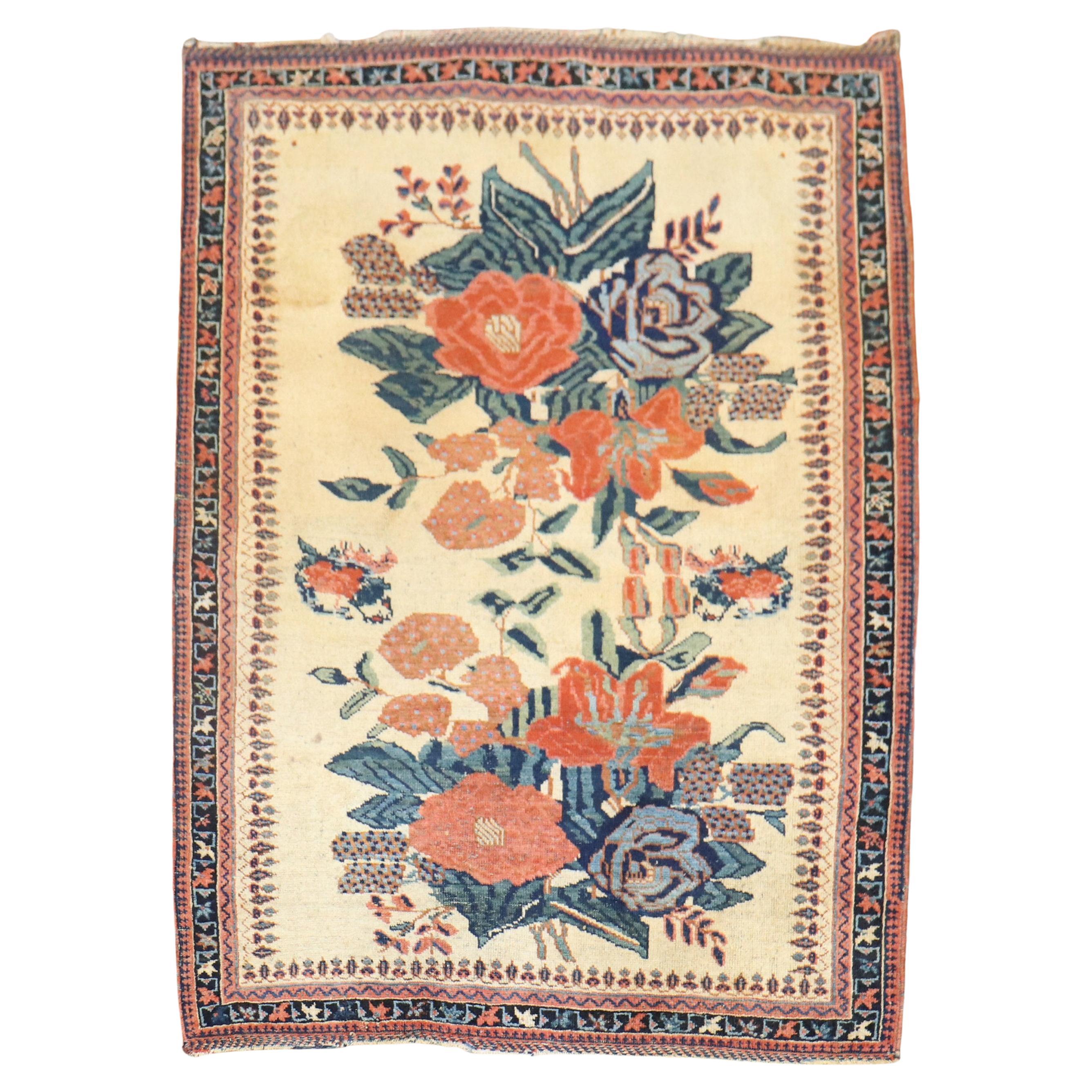 Quadratischer persischer Afshar-Teppich mit Blumenmuster im Angebot