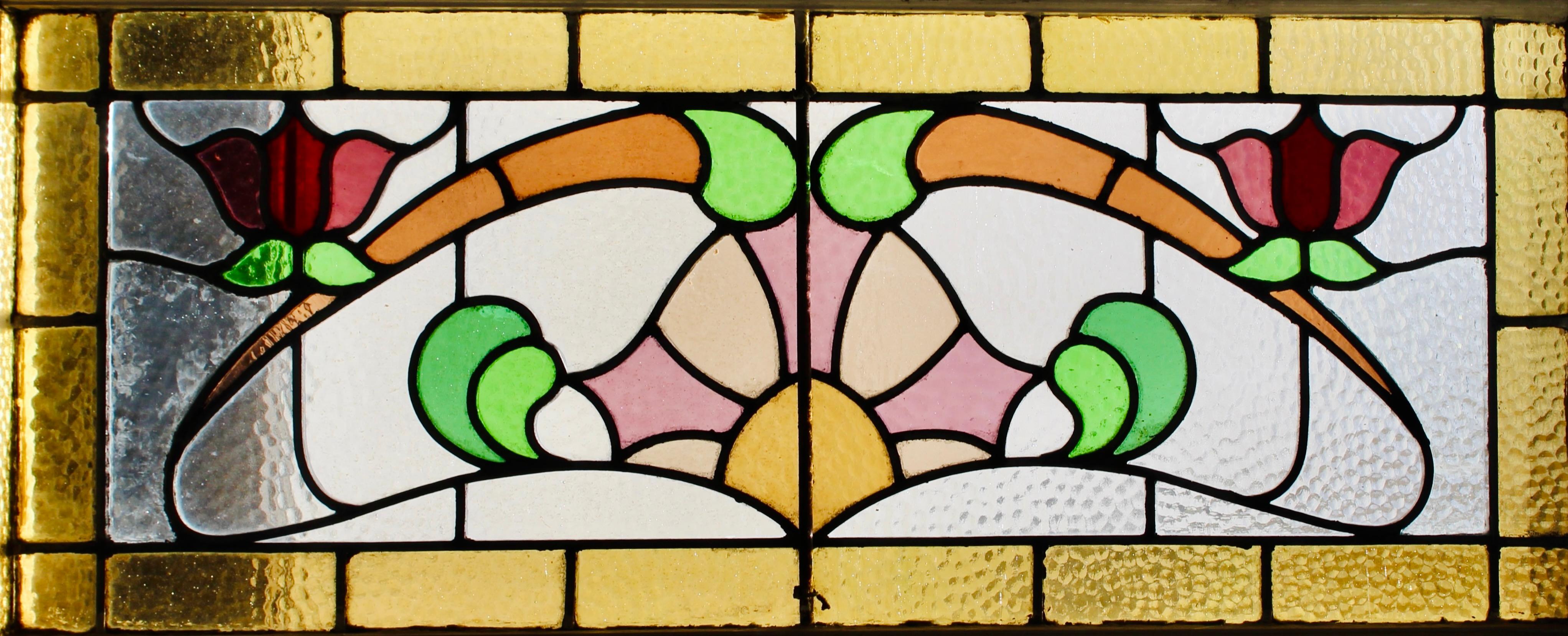 Vidriera con ornamentación de estilo Art Nouveau. Con un sol central y dos rosas a cada lado. Vidrio texturizado en toda la casa que da intimidad y permite la entrada de mucha luz.
Las dimensiones totales corresponden a la vidriera y el