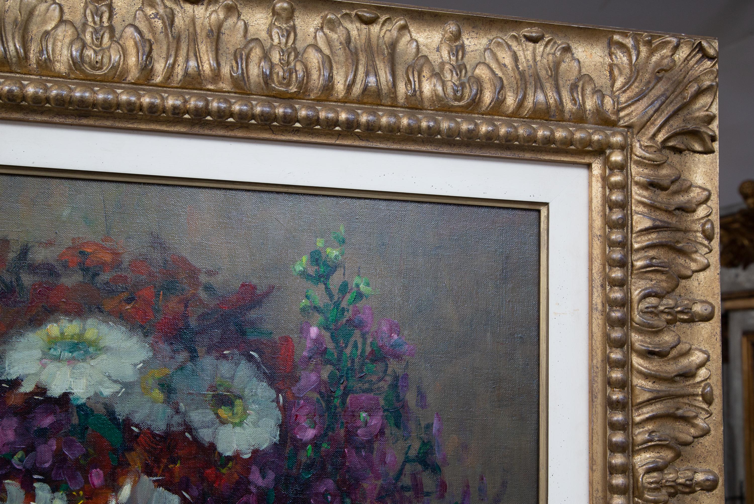 Frans Roofhooft (1888-1957), un artiste belge, est connu pour ses natures mortes florales et ses paysages. Cette peinture est un exemple classique de son travail. La peinture à l'huile représente une profusion de fleurs dans un bol

Frans est le
