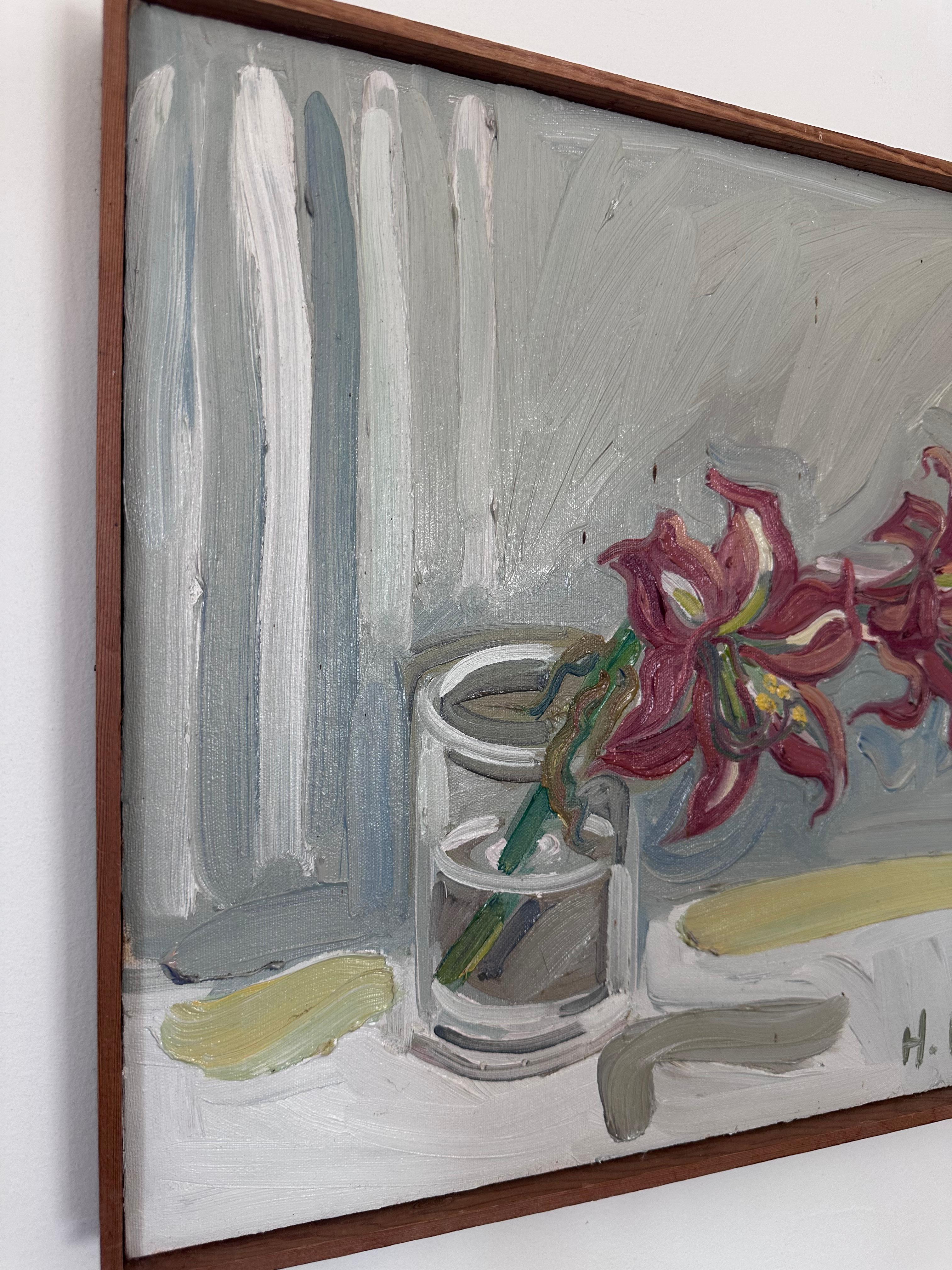 Cette peinture est une nature morte audacieuse et expressive représentant un petit récipient en verre contenant des lys rose foncé ou magenta. Le travail au pinceau est épais et gestuel, avec des coups de pinceau assurés qui donnent à l'œuvre une