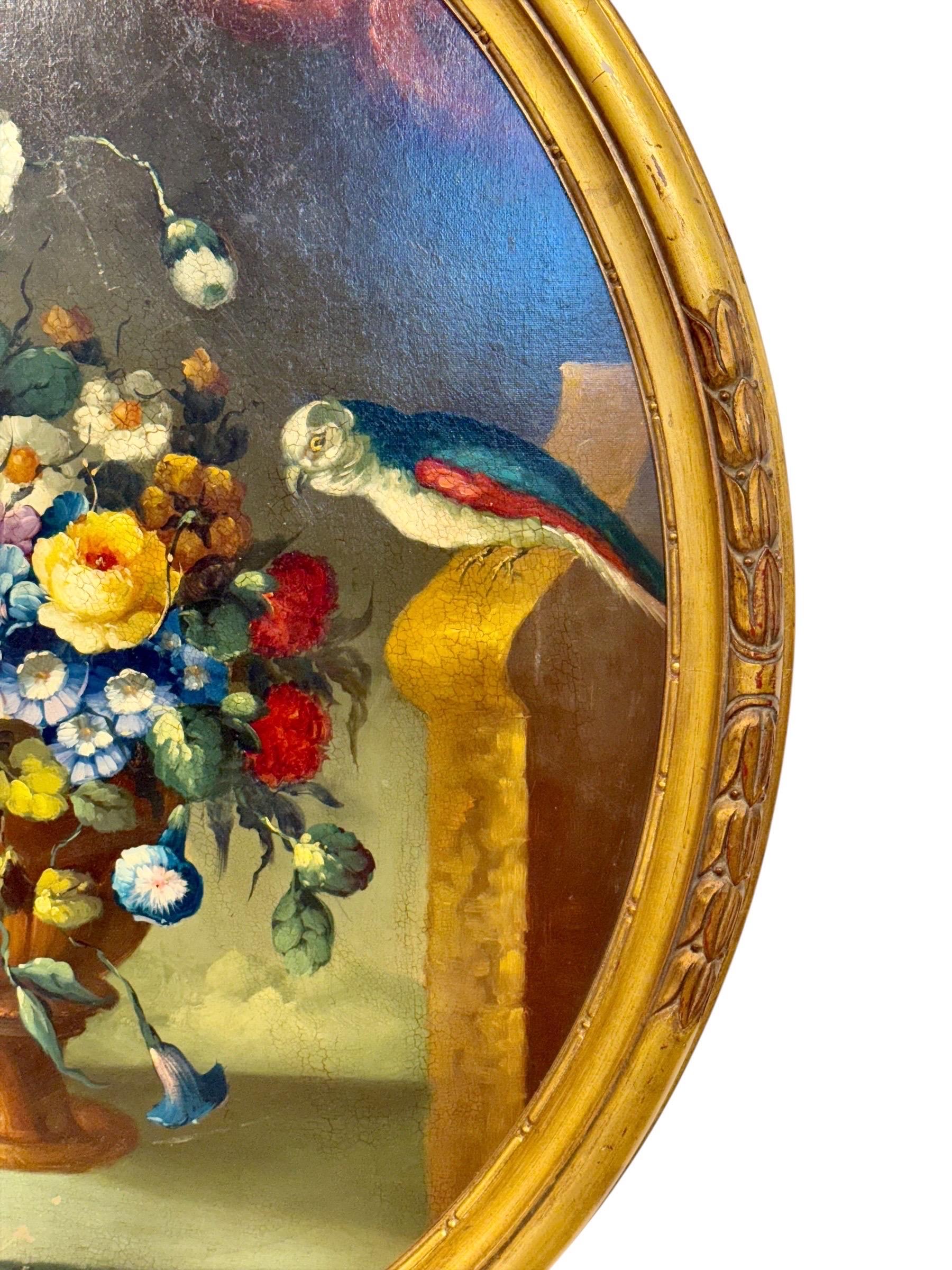 Cette peinture ovale finement exécutée représente un bouquet de fleurs exubérant disposé dans une urne classique, accompagné d'un perroquet peint de façon vivante perché sur une balustrade en pierre. La composition est riche en détails : roses,