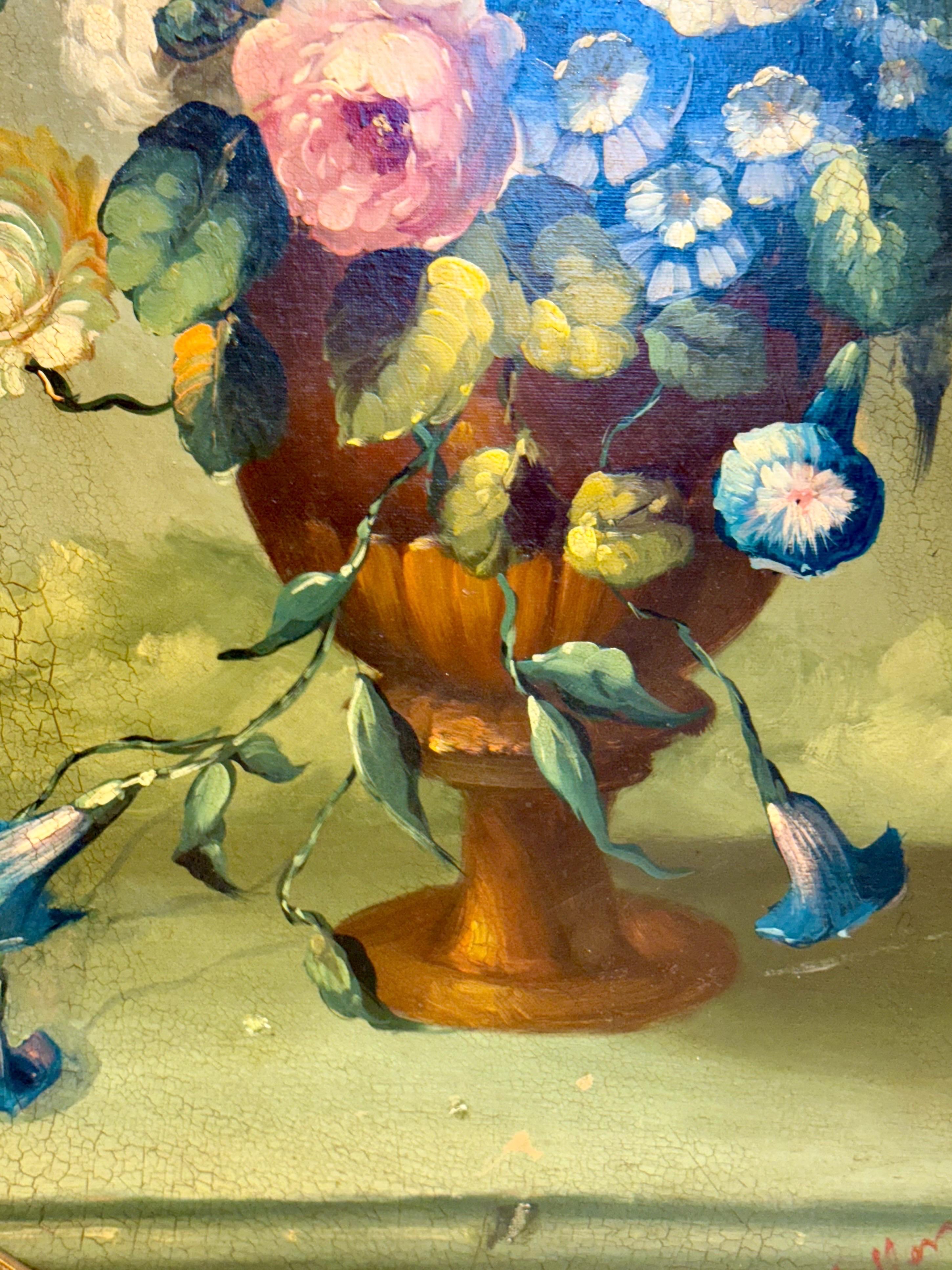 Doré Nature morte florale avec perroquet, huile ovale sur panneau, signée, fin du 19e s. en vente