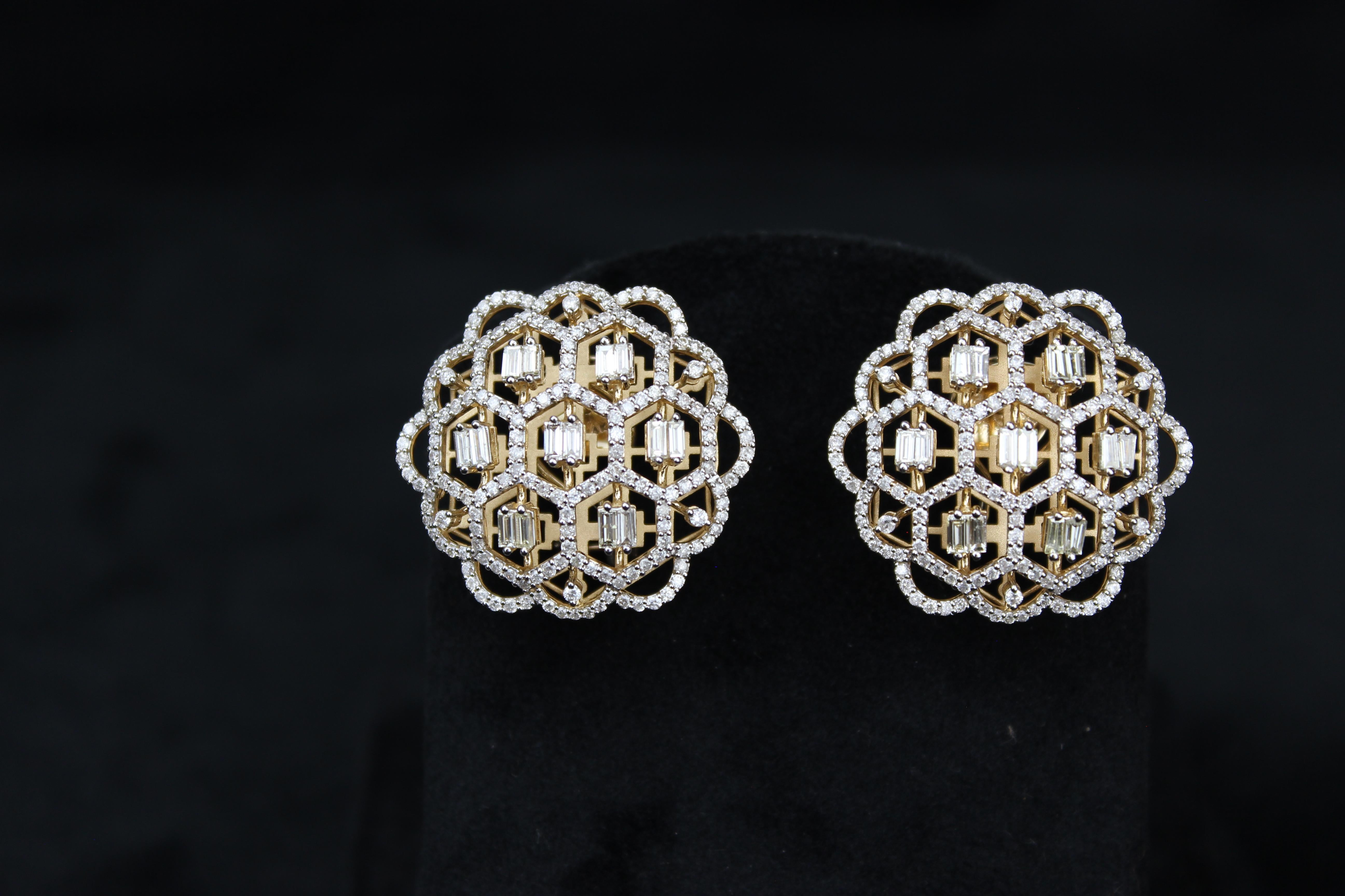 Floral Stud Earrings with Baguettes & Round Diamonds set in 18k Solid Gold In New Condition For Sale In New Delhi, DL