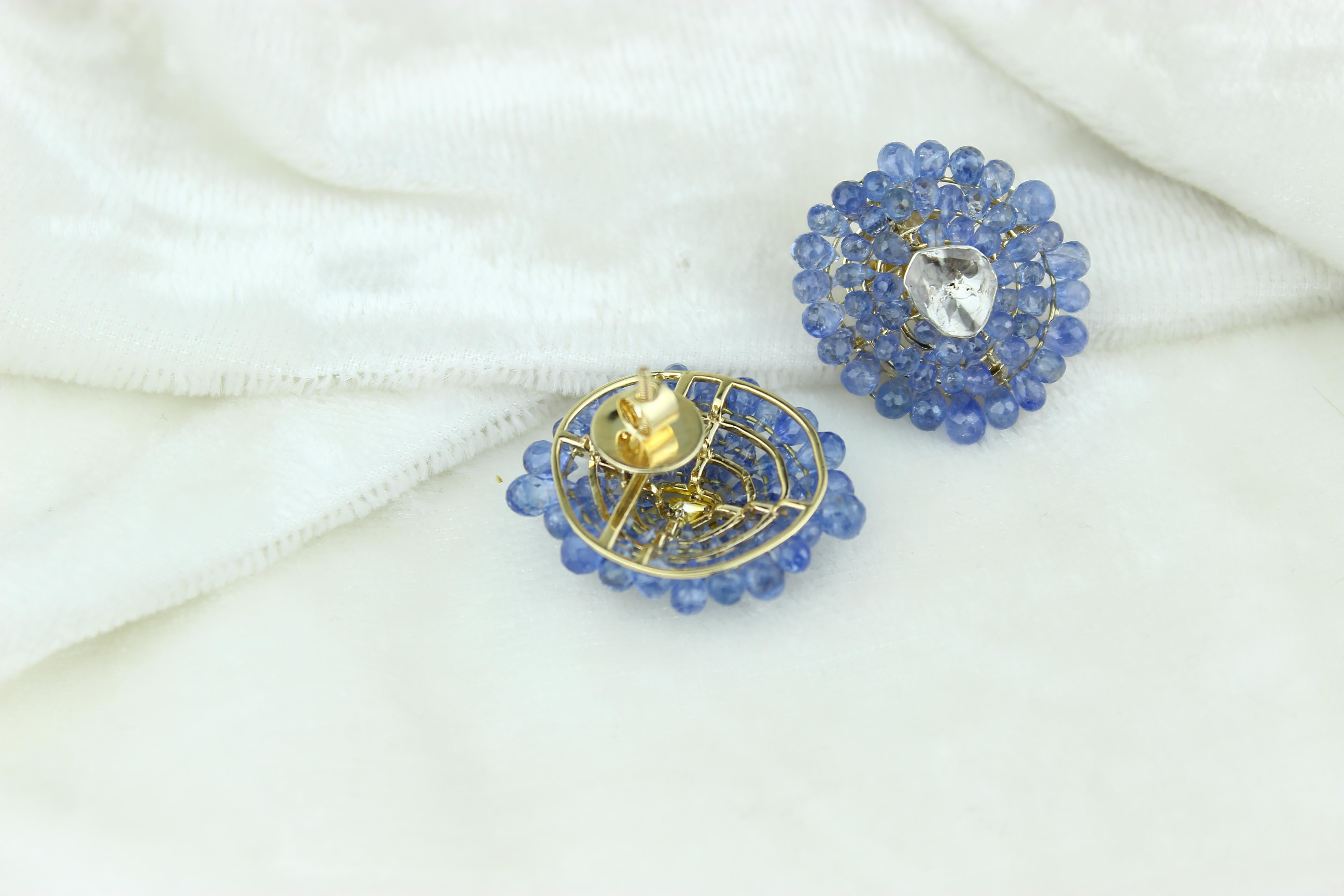 Floral Stud Polki Earrings with Blue Briolletes Gemstone set in 18k Solid Gold In New Condition For Sale In New Delhi, DL