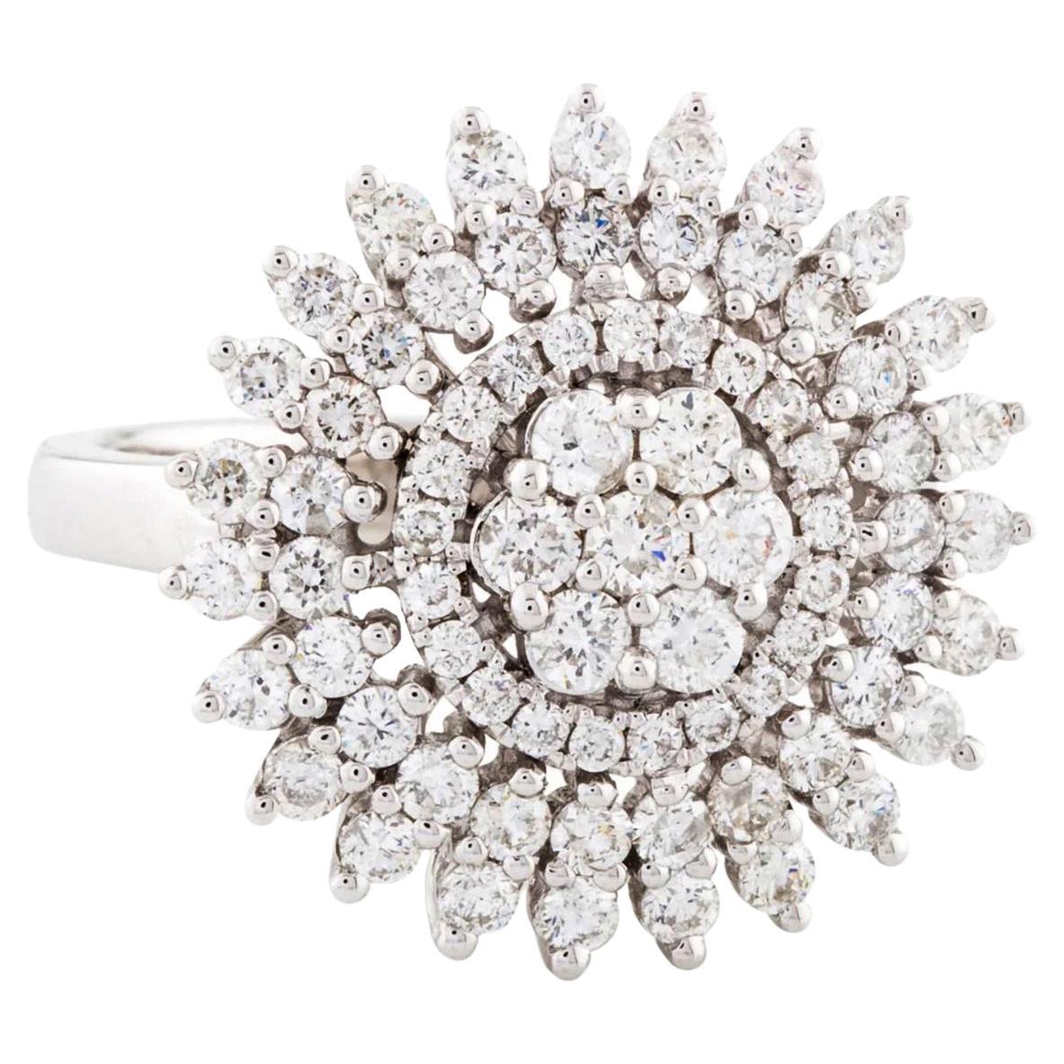 Bague de fiançailles en or blanc avec diamants cloutés à motifs floraux
