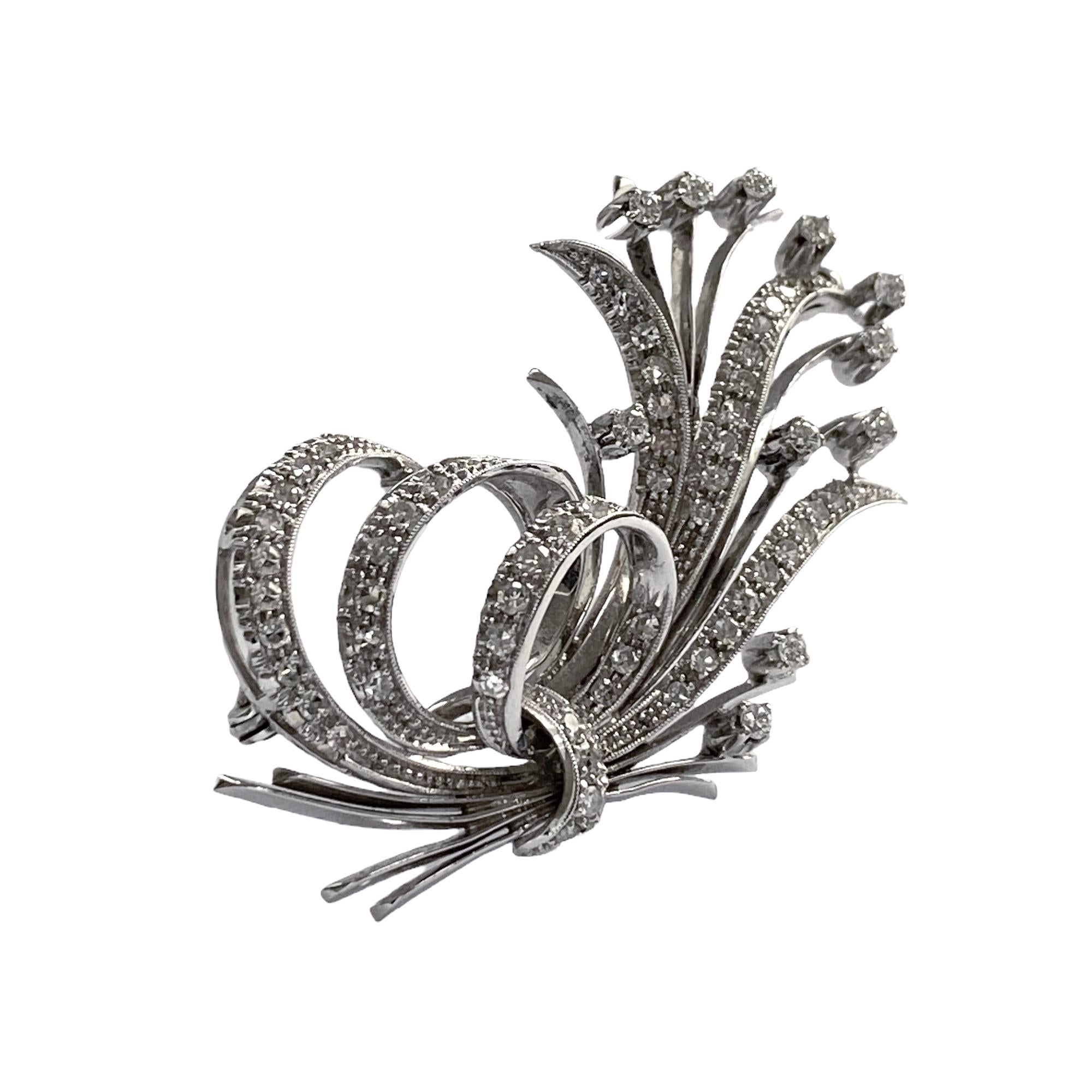 Women's Floral style brooch with light diamonds pavé - 18kt white gold - Made in Italy  For Sale