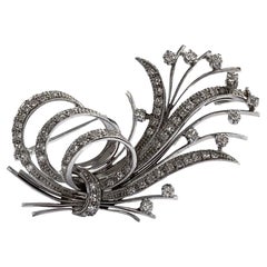 Floral style brooch with light diamonds pavé - 18kt white gold - Made in Italy 