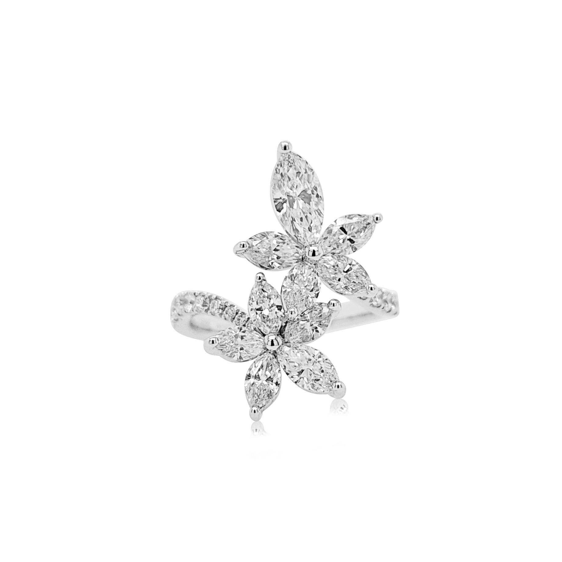 Precioso anillo con diamantes blancos naturales en forma de marquesa, con un diseño floral que lo convierte en una pieza única.
 
- Diamante Blanco Marquesa- 2.05 CT 
- Diamantes blancos talla brillante redondos- 0.42 CT
Fabricado en platino

HYT
