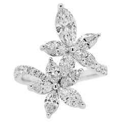 Anello da cocktail con diamante bianco taglio marquise e taglio brillante rotondo da 2,47 carati