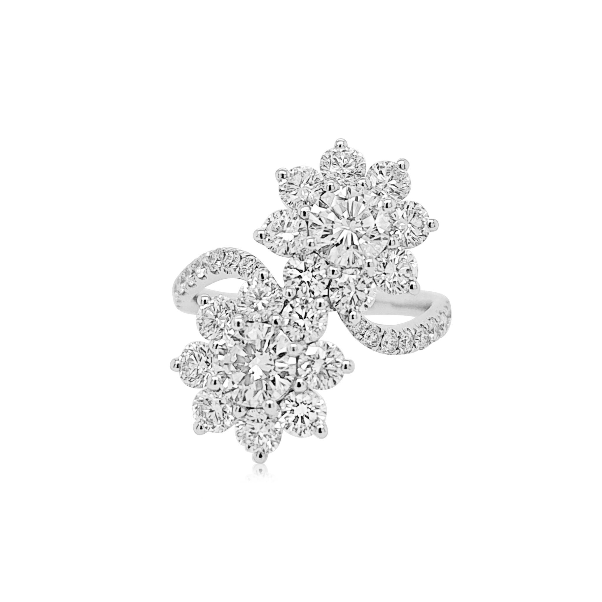 Contemporary 2.89 ct Round Brilliant Cut White Diamond Floral Cocktail Ring For Sale