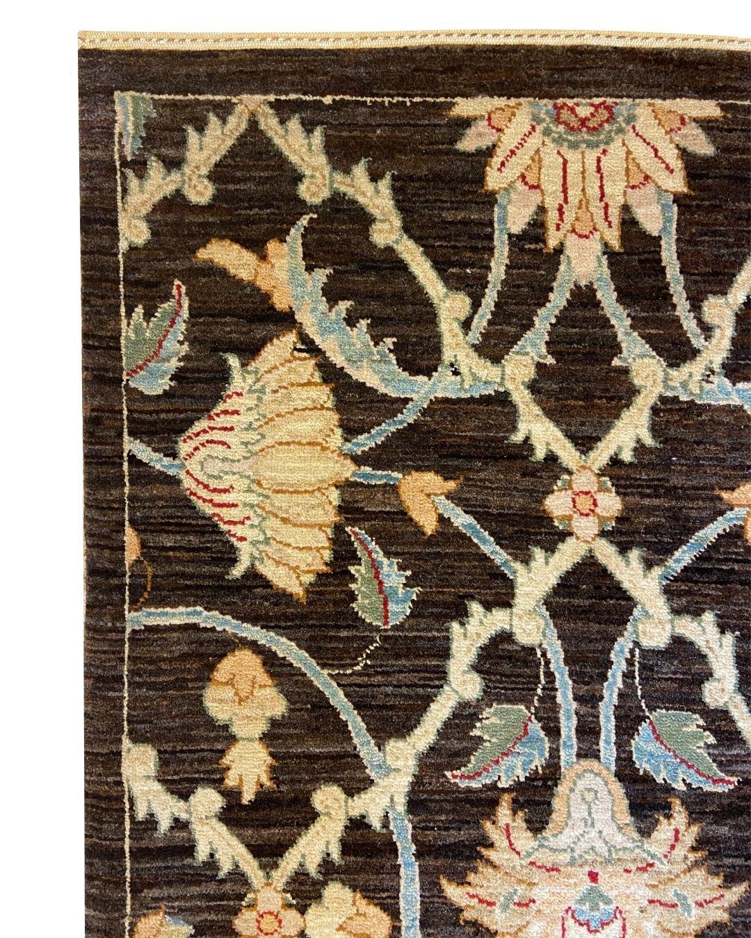 Dieser handgeknüpfte 4' x 6' große Sultanabad-Teppich mit einem floralen Gittermuster aus brauner, goldener, salbeifarbener und blauer organischer Wolle fängt die Anmut der traditionellen persischen Ästhetik mit einer reichen, zeitgenössischen
