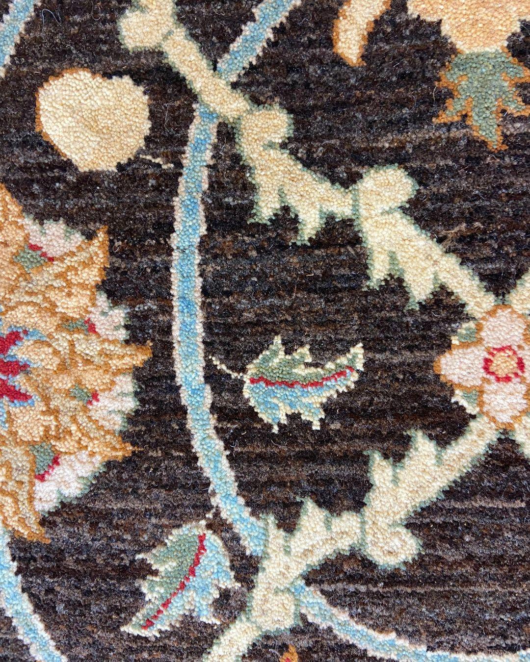 Floral Sultanabad Rugs 4' x 6' Teppich in Braun, Gold, Sage, und Blau Bio-Wolle (21. Jahrhundert und zeitgenössisch) im Angebot