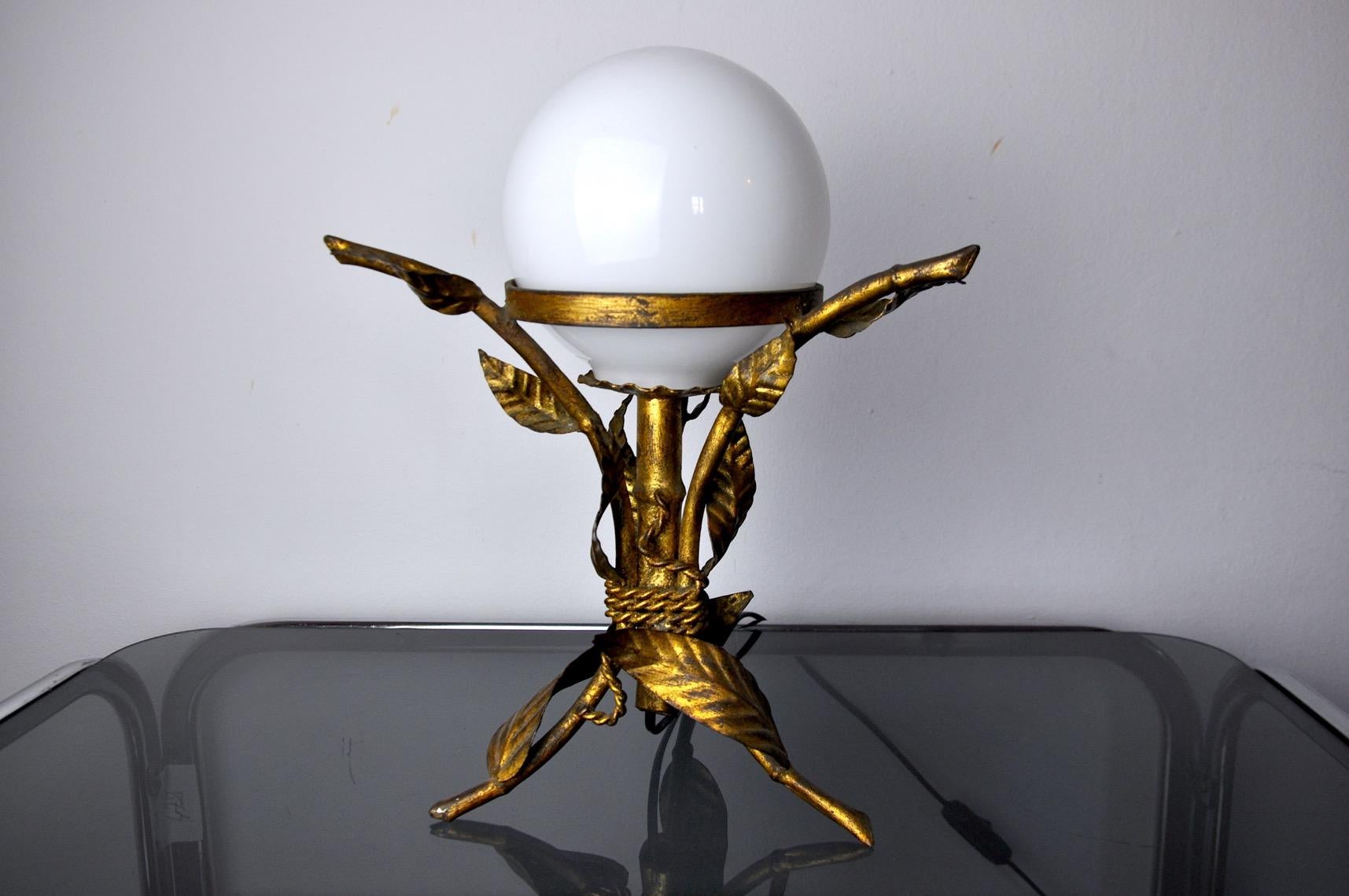Superbe lampe florale de style art déco, conçue et produite en Espagne dans les années 1960. Structure en métal et feuille d'or, globe en opaline, une véritable œuvre d'art. Objet unique qui s'illuminera merveilleusement et apportera une véritable