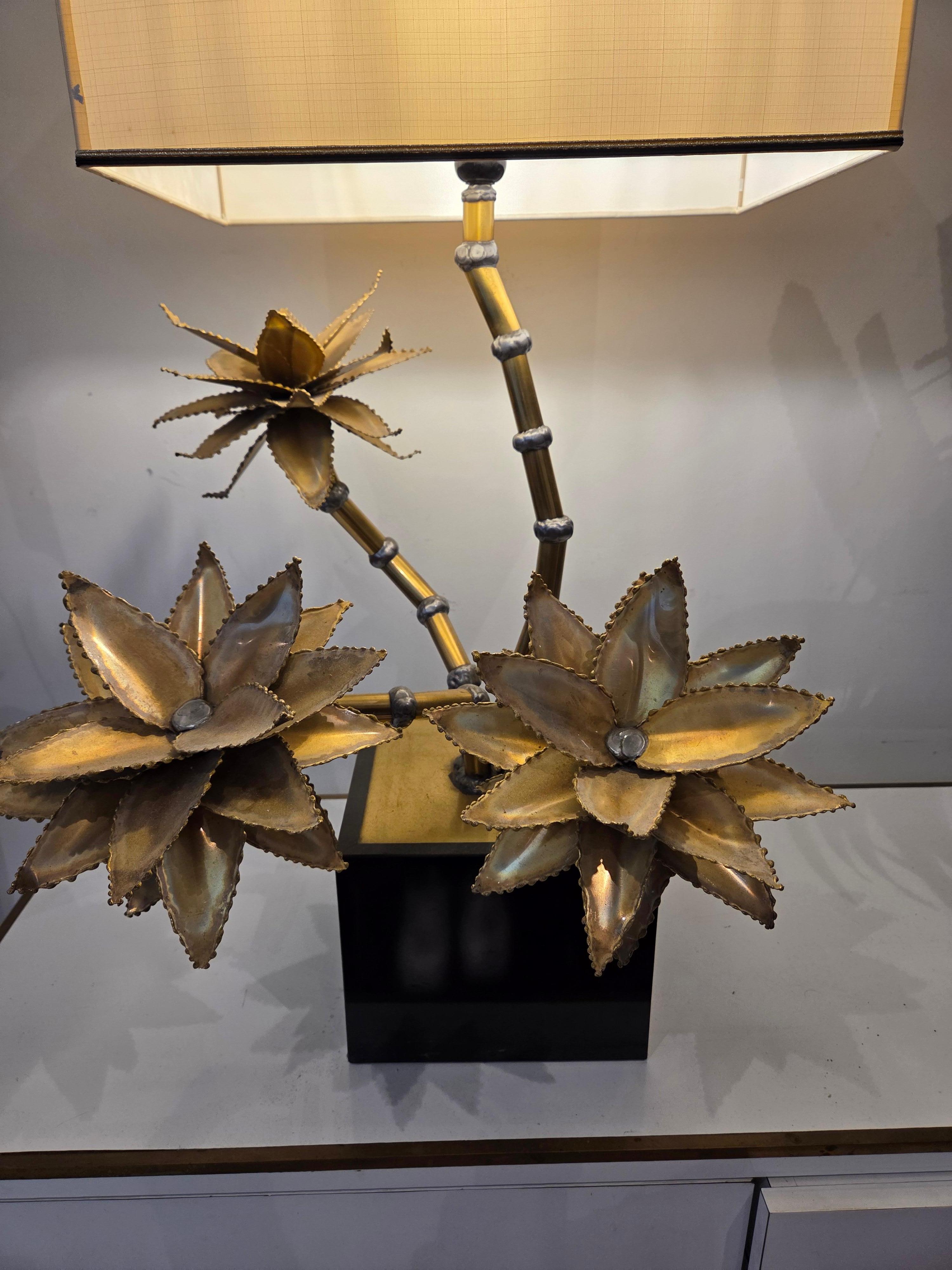 Lampada da tavolo in ottone con motivo floreale di 