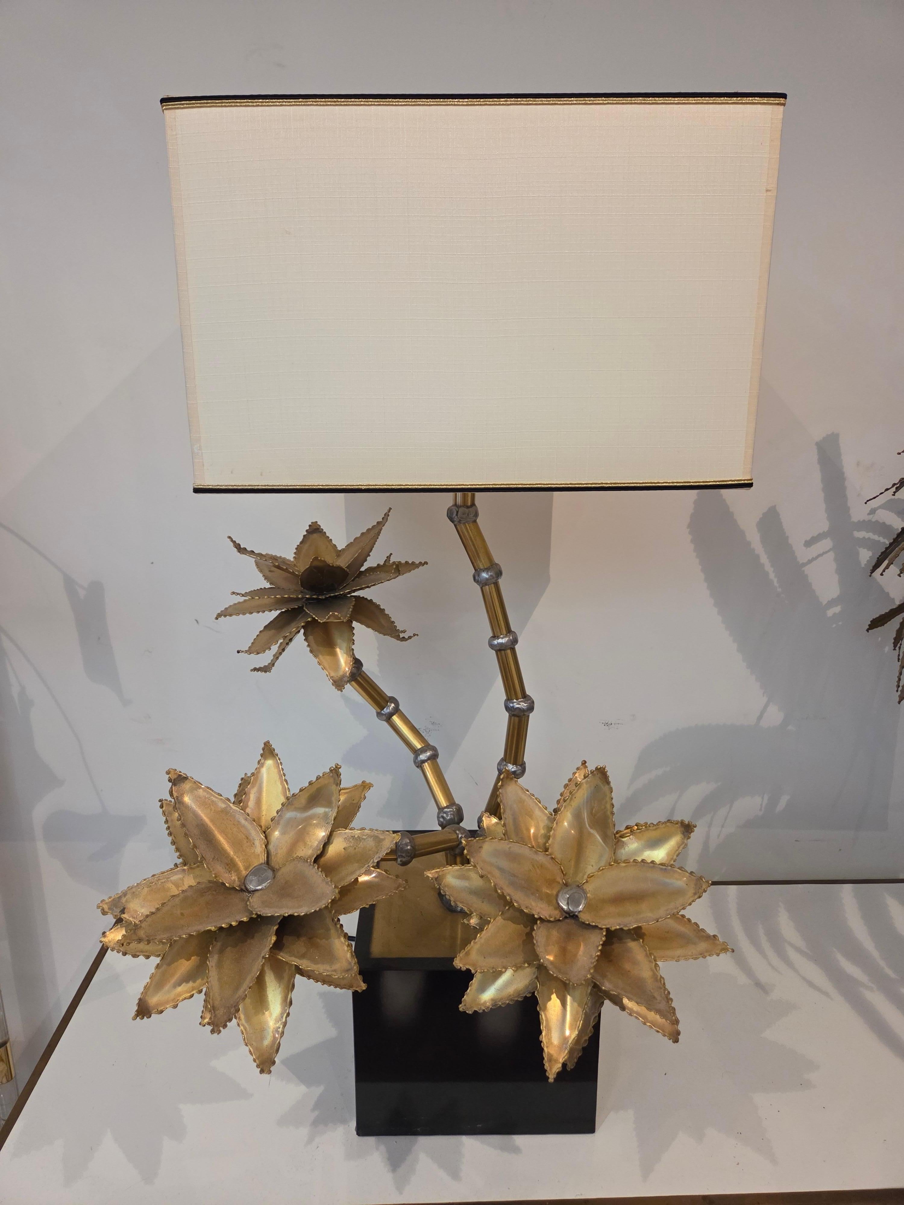 Lampada da tavolo floreale di 