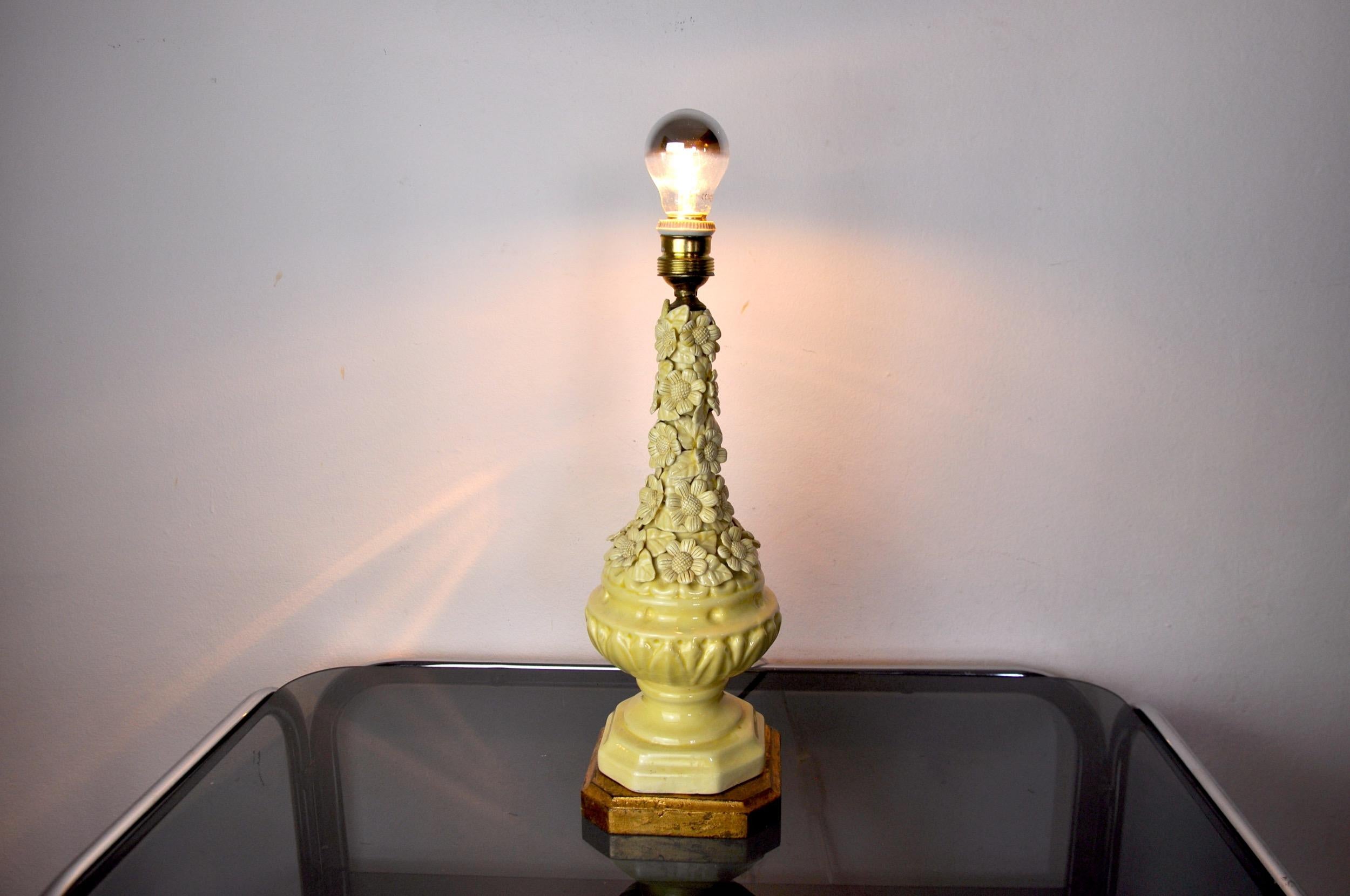 Very beautiful floral lamp produced by the house manises in the 70s in valencia, spain.

Wooden base and yellow ceramic floral base.

All floral details have been made and painted by hand.

Very nice state of conservation restoration on two