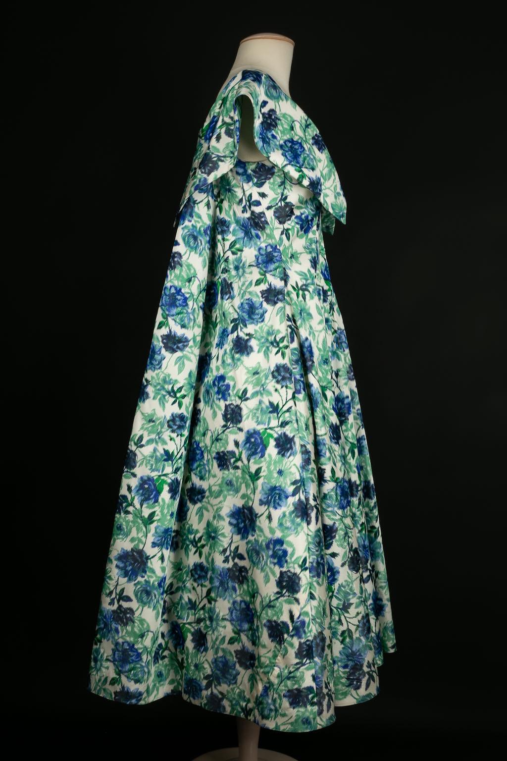 ANONYMOUS -Taffeta dress printed with flowers. Seamstress work made from the pattern of a Givenchy dress under the direction of Alexander McQueen. No size or composition label, the dress fits a size 36FR/38FR.

Condition:
Very good