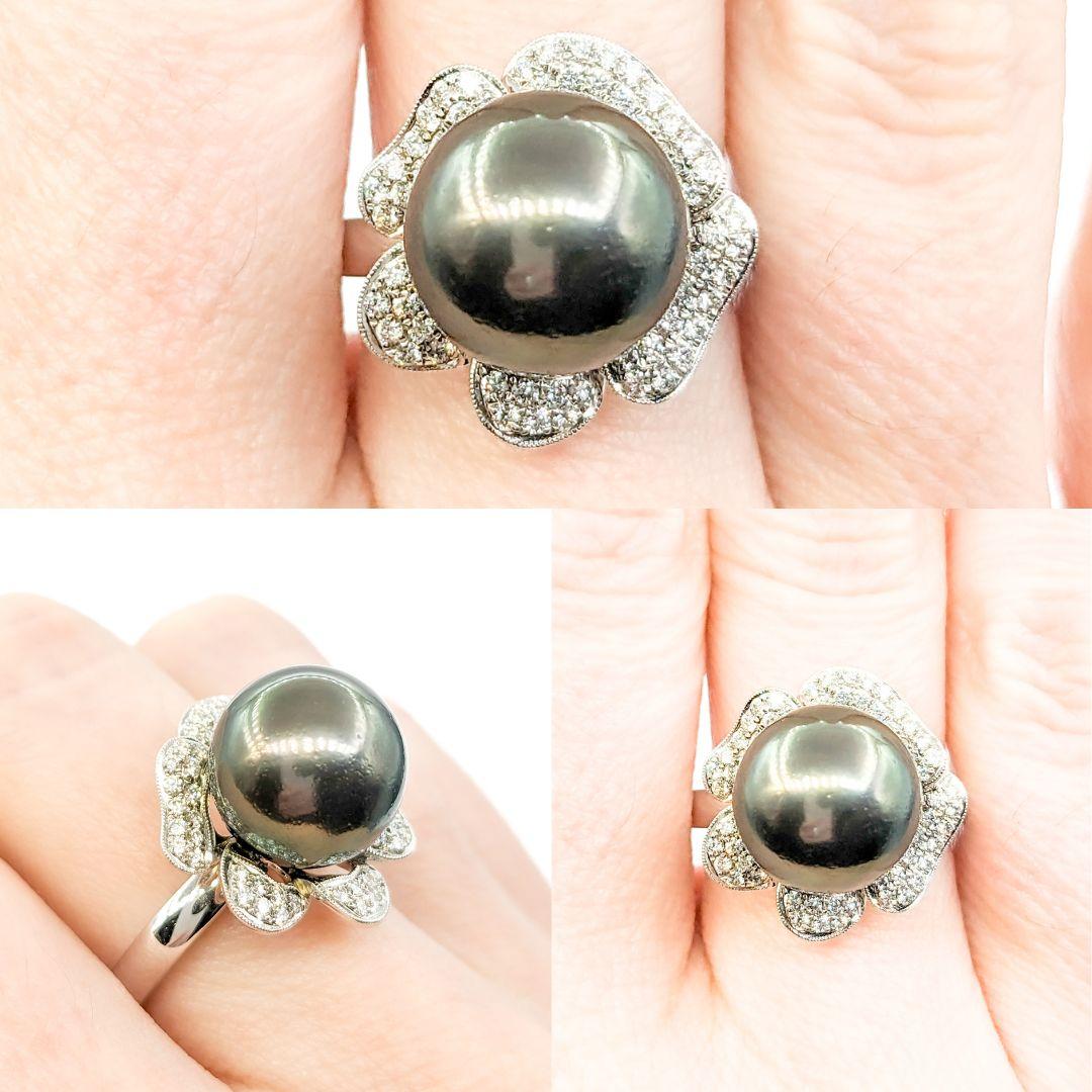 Floral Tahiti-Perlen- und Diamant-Kleidring - 18K Weißgold

Dieser wunderschöne Ring ist aus 18-karätigem Weißgold gefertigt und verfügt über eine 12 mm große, runde Tahiti-Zuchtperle und 0,41 ct runde Diamanten im Brillantschliff, Reinheit SI1 und