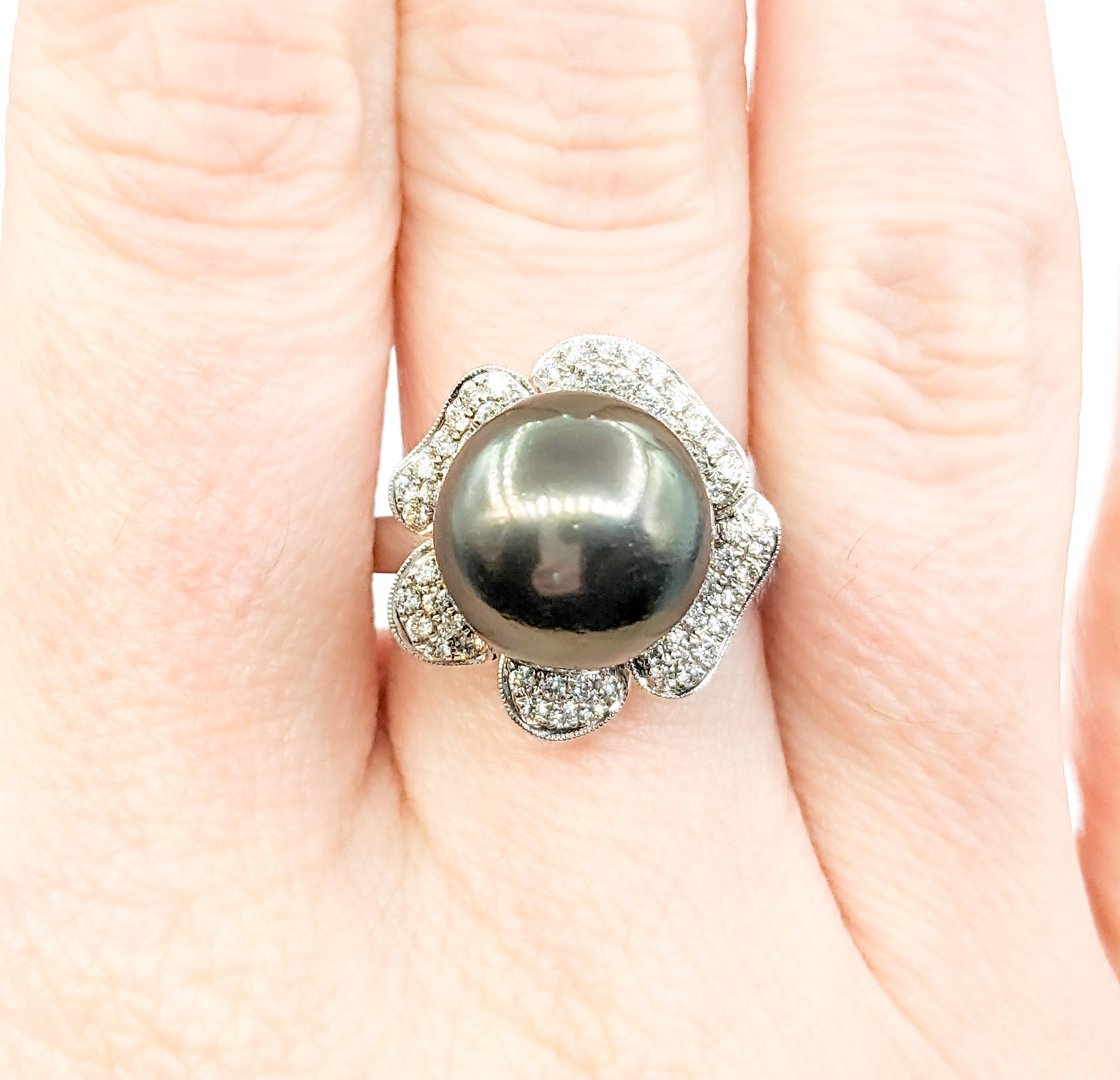 Floral Tahiti-Perlen- und Diamant-Kleidring - 18K Weißgold im Zustand „Hervorragend“ in Bloomington, MN