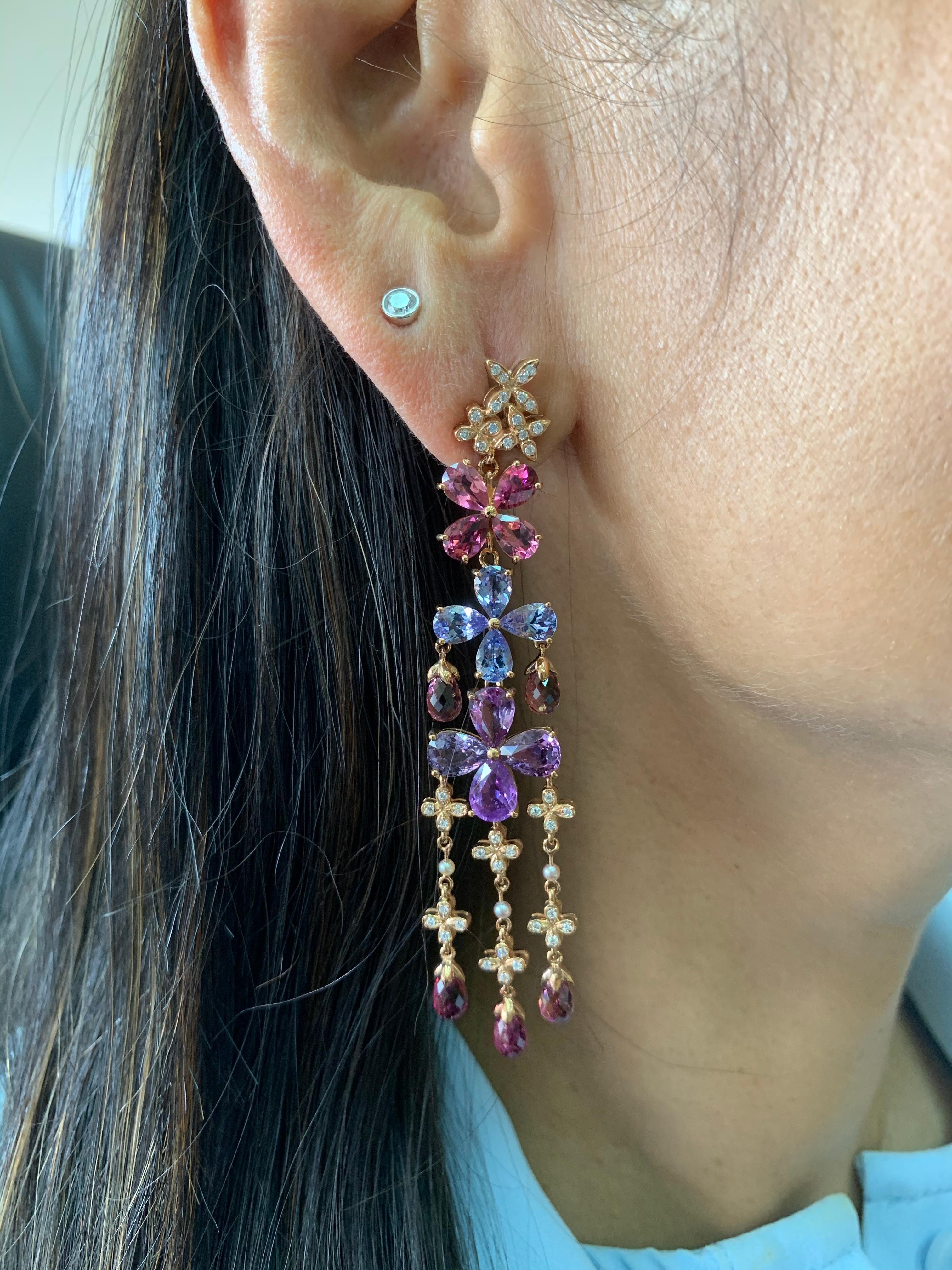 Cette boucle d'oreille fait partie de la collection exclusive Floral Fantasy présentée par Sunita Nahata. Ces motifs floraux simples sont rehaussés d'une touche d'élégance grâce à la construction architecturale à plusieurs niveaux des pièces. En