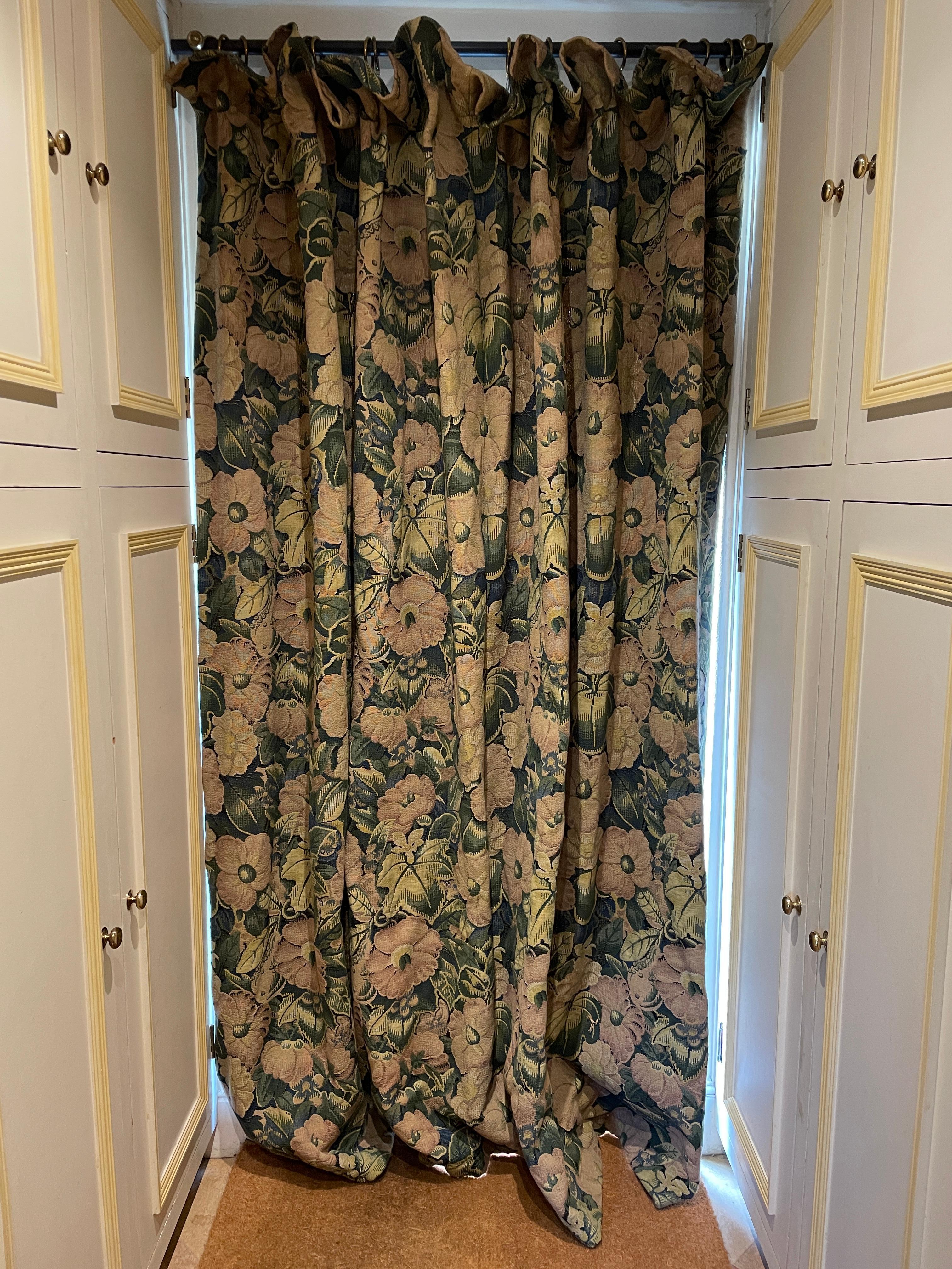 JUST PURCHASED MORE INFORMATION TO FOLLOW OR BY REQUEST, photos prises avec iphone

Rideau de tapisserie épais, idéal pour l'entrée d'une porte afin d'éviter les courants d'air. Avec une grande fleur stylisée et des feuilles dans des tons doux de