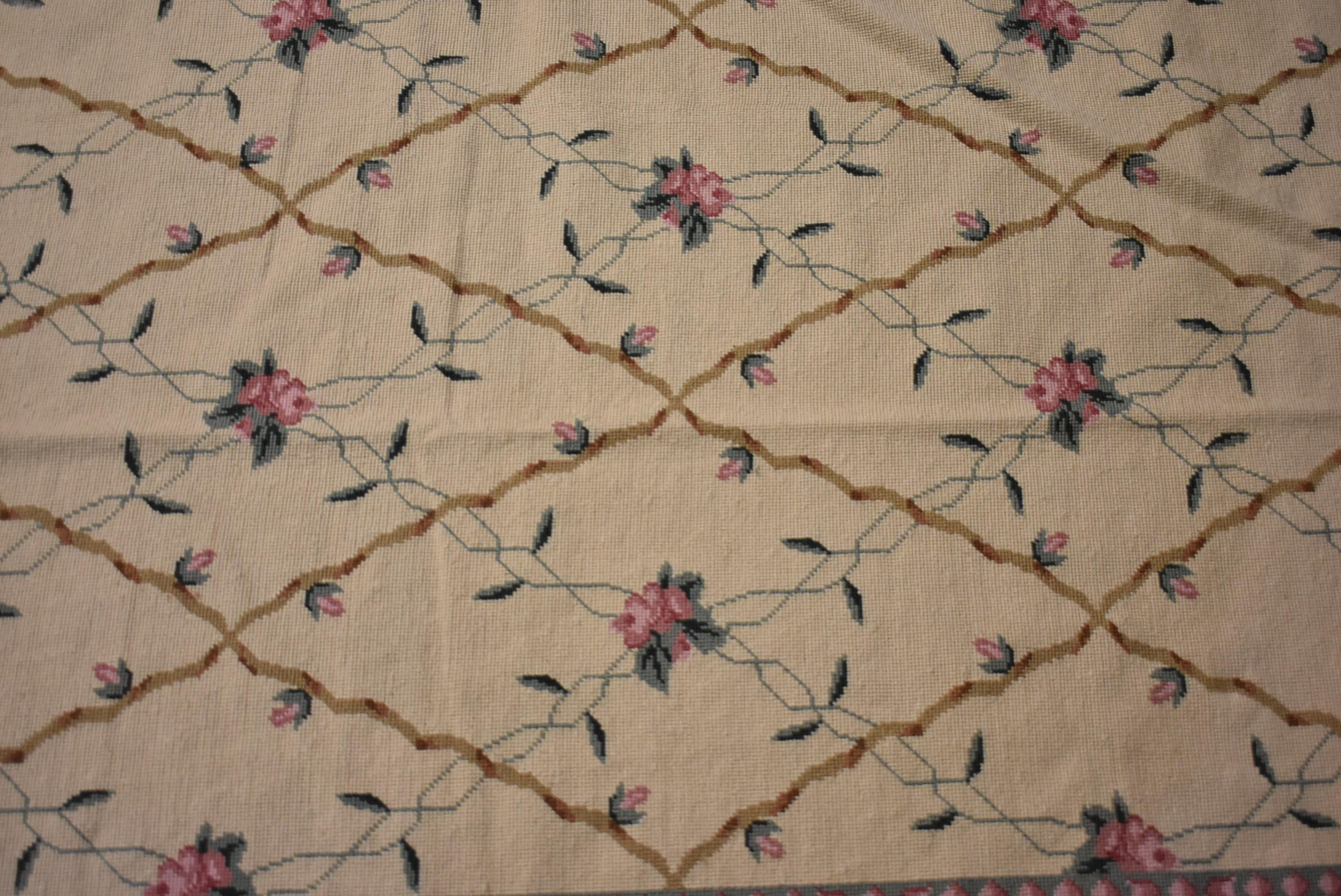 XX secolo Tappeto arazzo floreale Roses Lattice Aubusson, stile Beauvais, 8'6