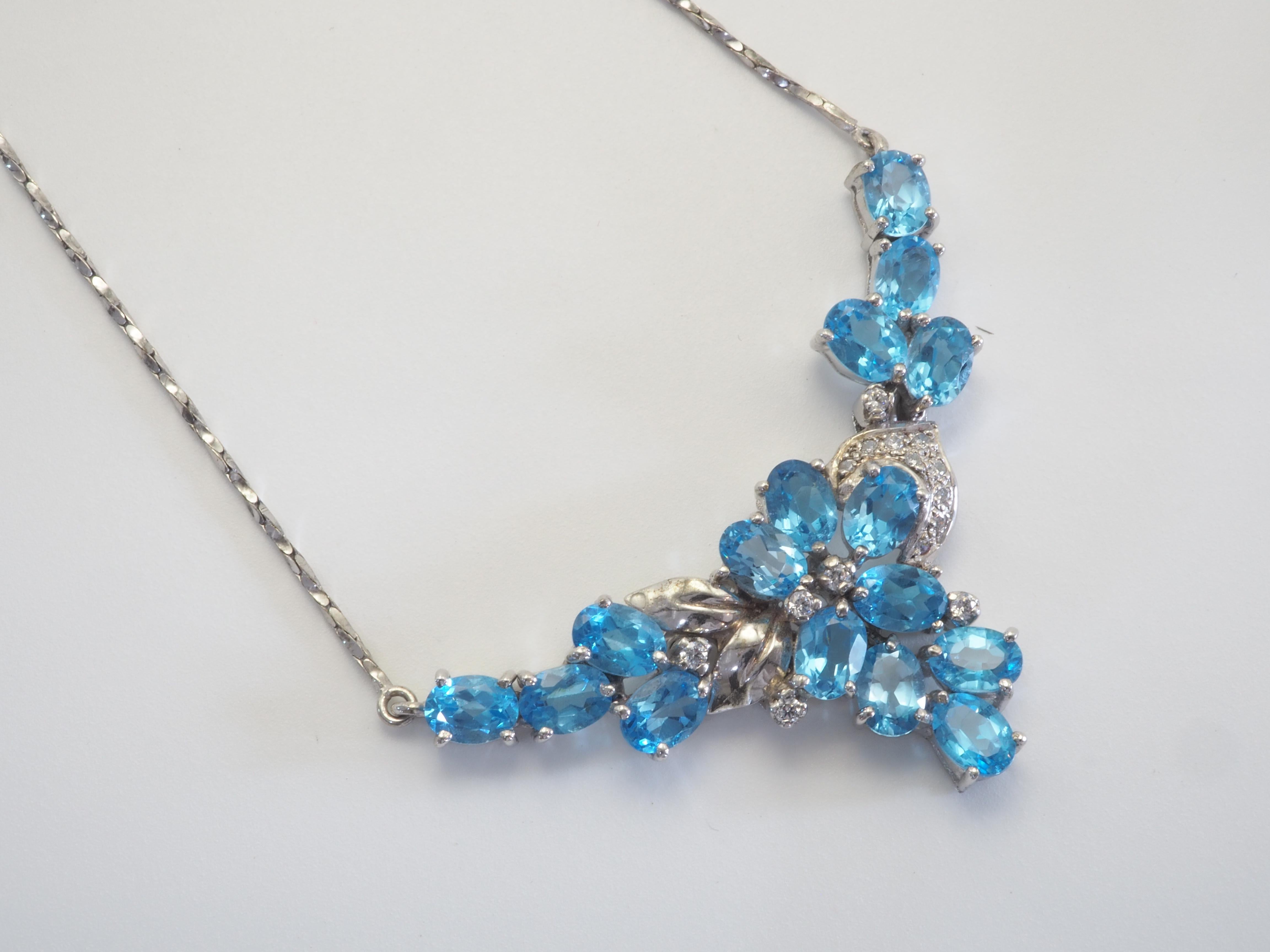 Oval Cut Floral Themed 13.85ct Blue Topaz & Quartz Sterling Silver Chain Necklace For Sale
