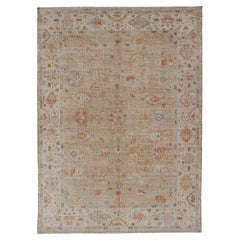 Oushak Floral de Angora Turca con Fondo Gris Arena y Borde Crema