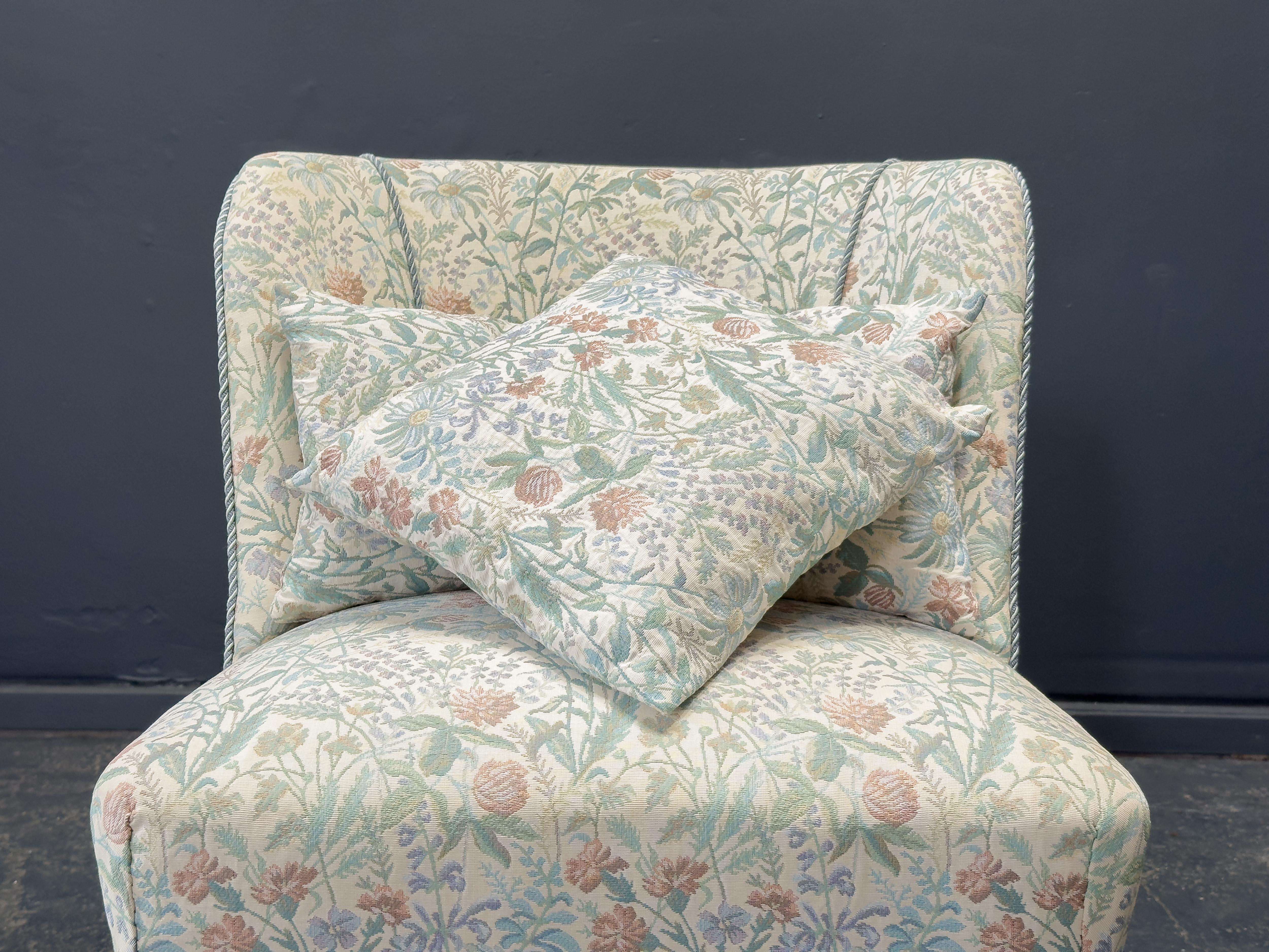 Chaise tapissée florale en vente 3