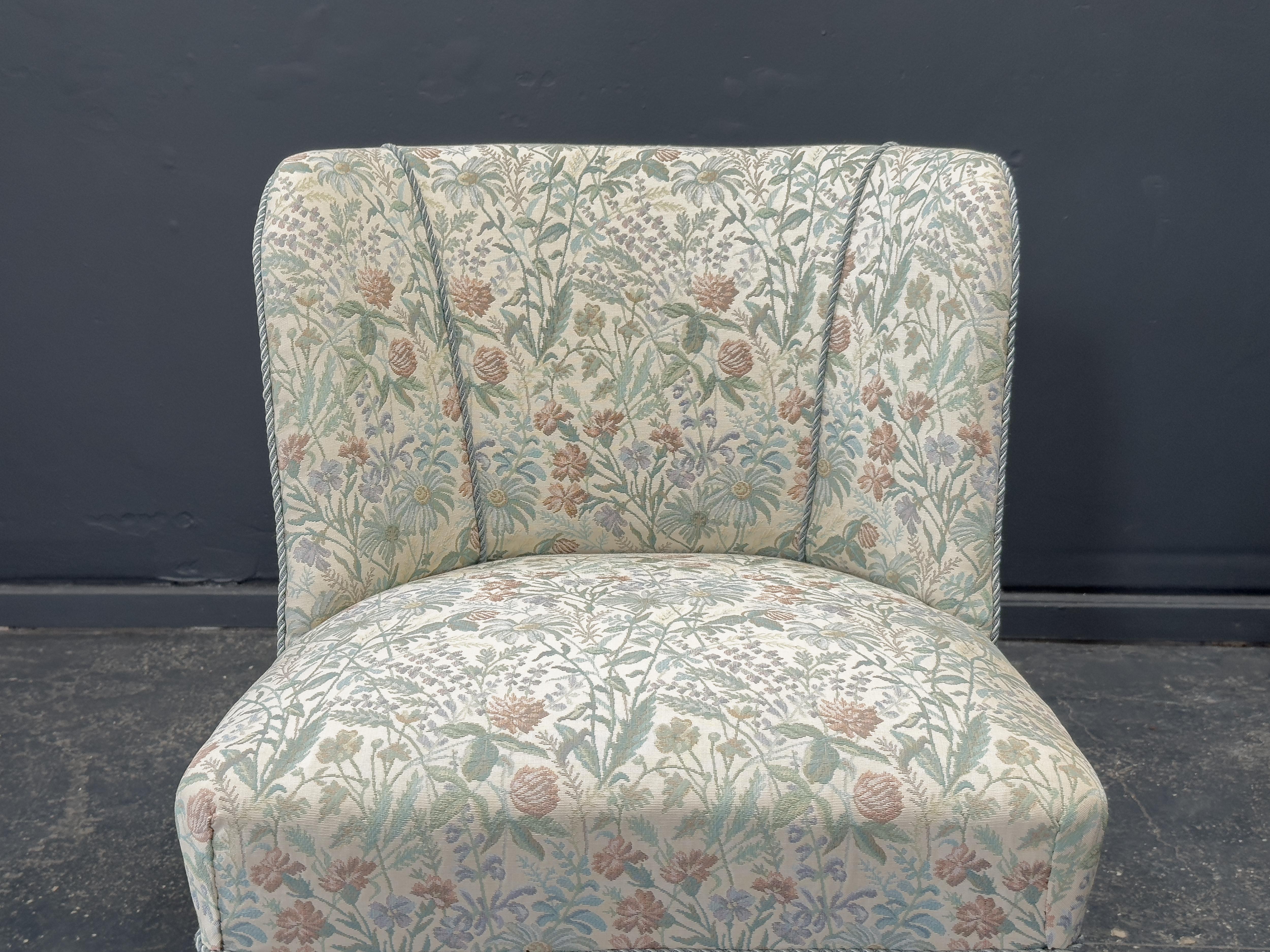 Chaise tapissée florale en vente 4