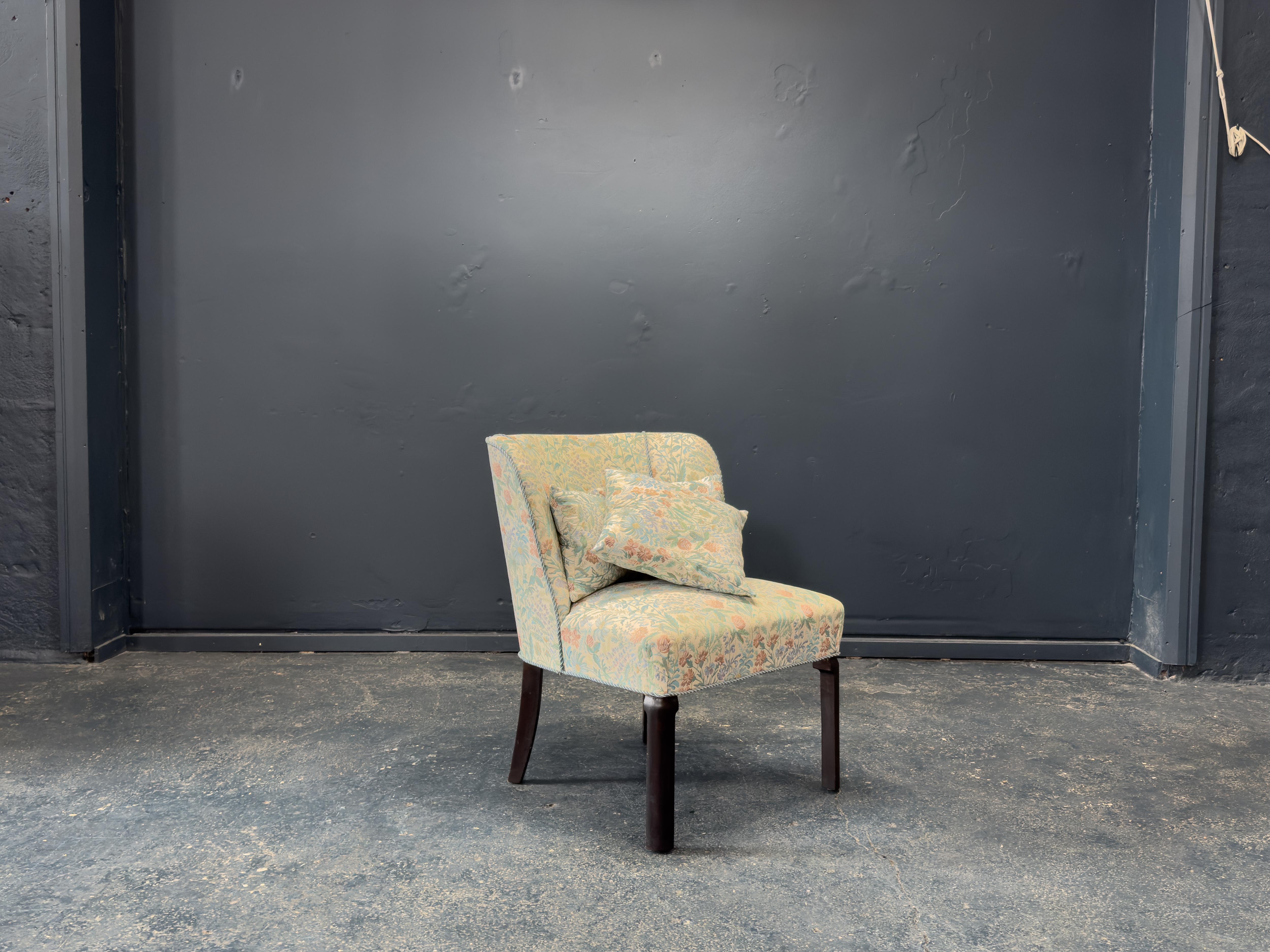 Ce fauteuil rembourré floral équilibre magnifiquement le charme vintage avec un confort généreux. Sa silhouette accueillante se caractérise par des accoudoirs légèrement incurvés et un dossier doucement arrondi qui enveloppe l'assis. 

La tapisserie
