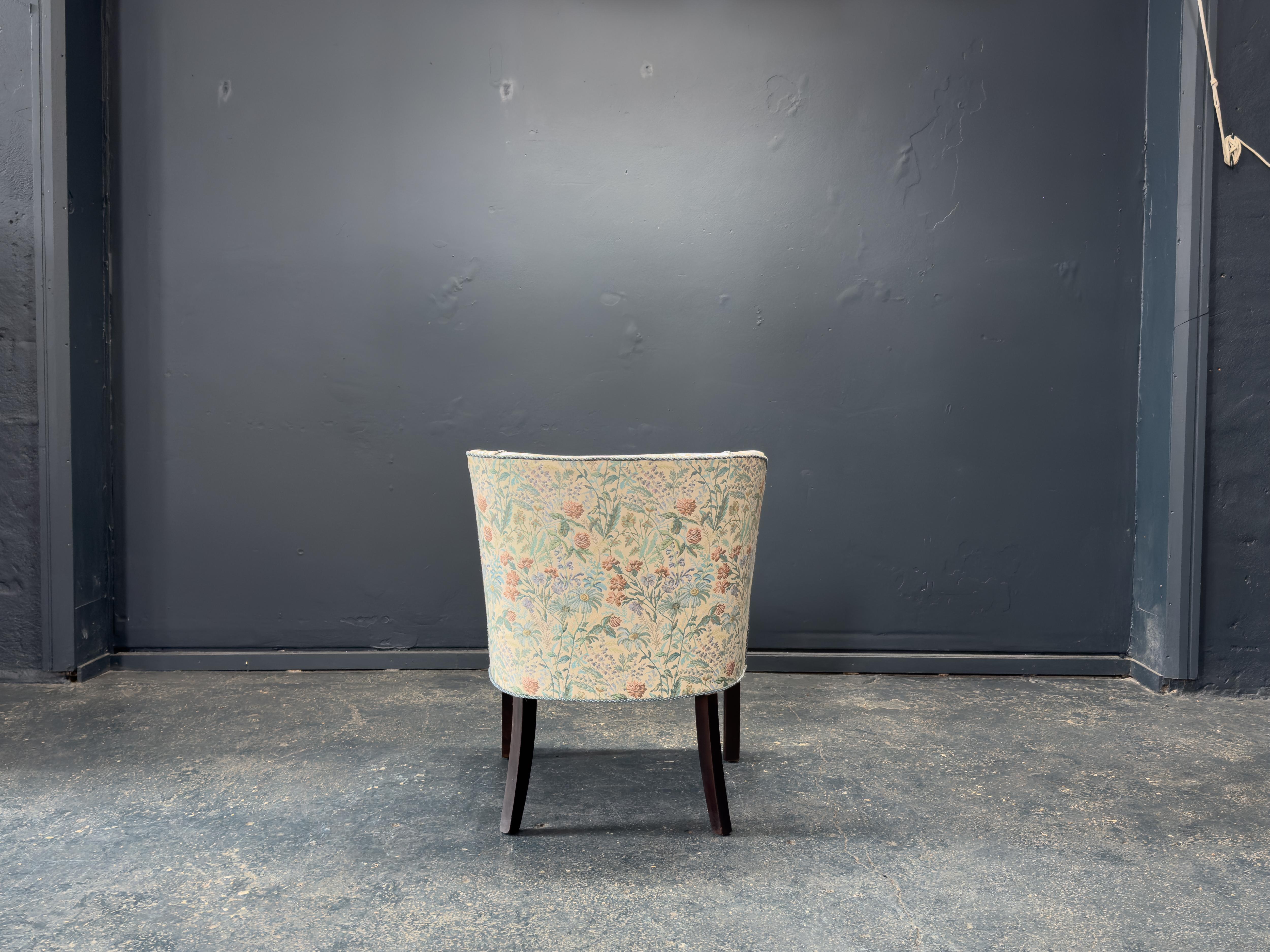 Brodé Chaise tapissée florale en vente