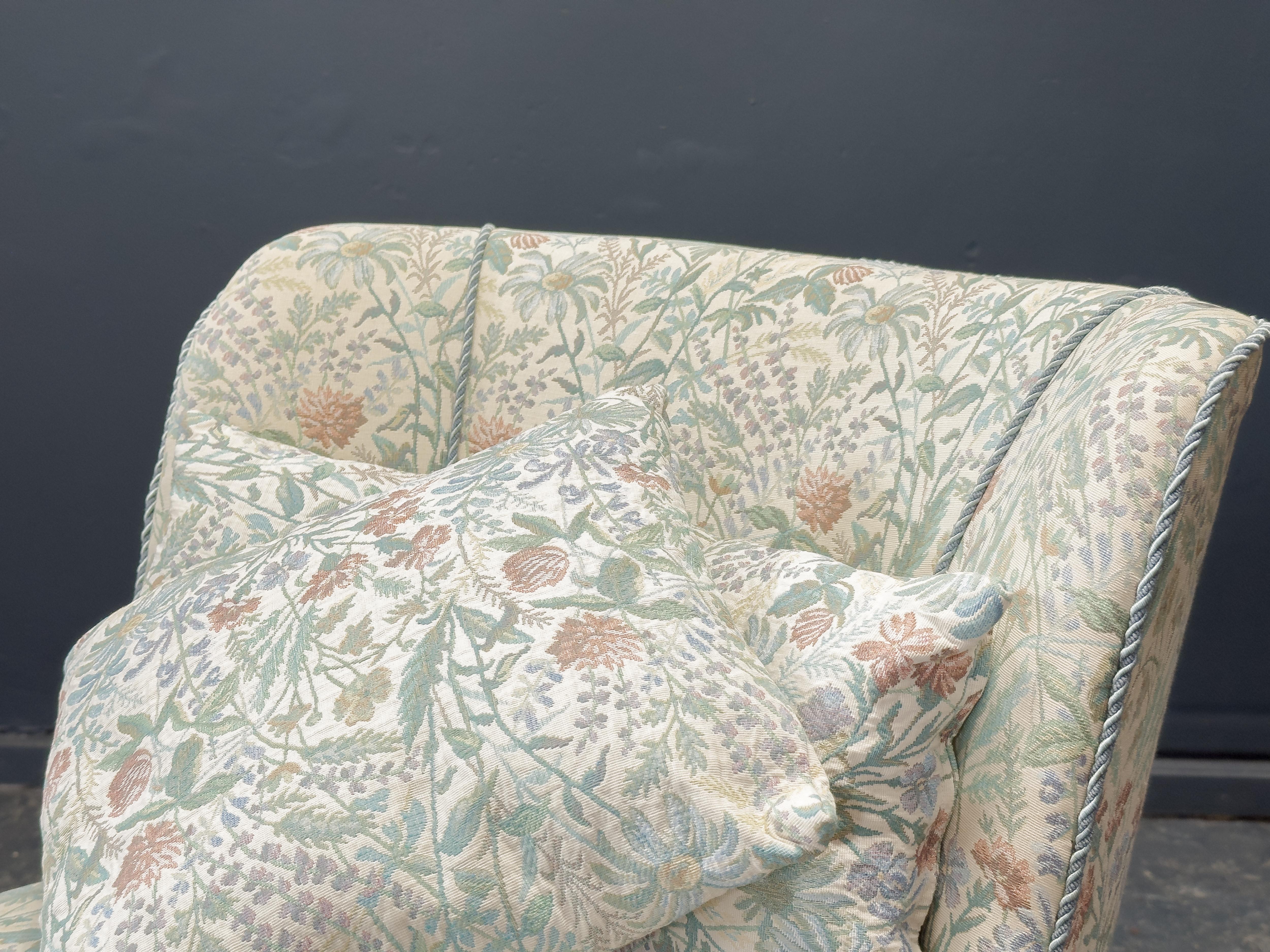 Chaise tapissée florale en vente 1