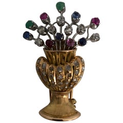 Broche vase floral en or jaune et pierres précieuses