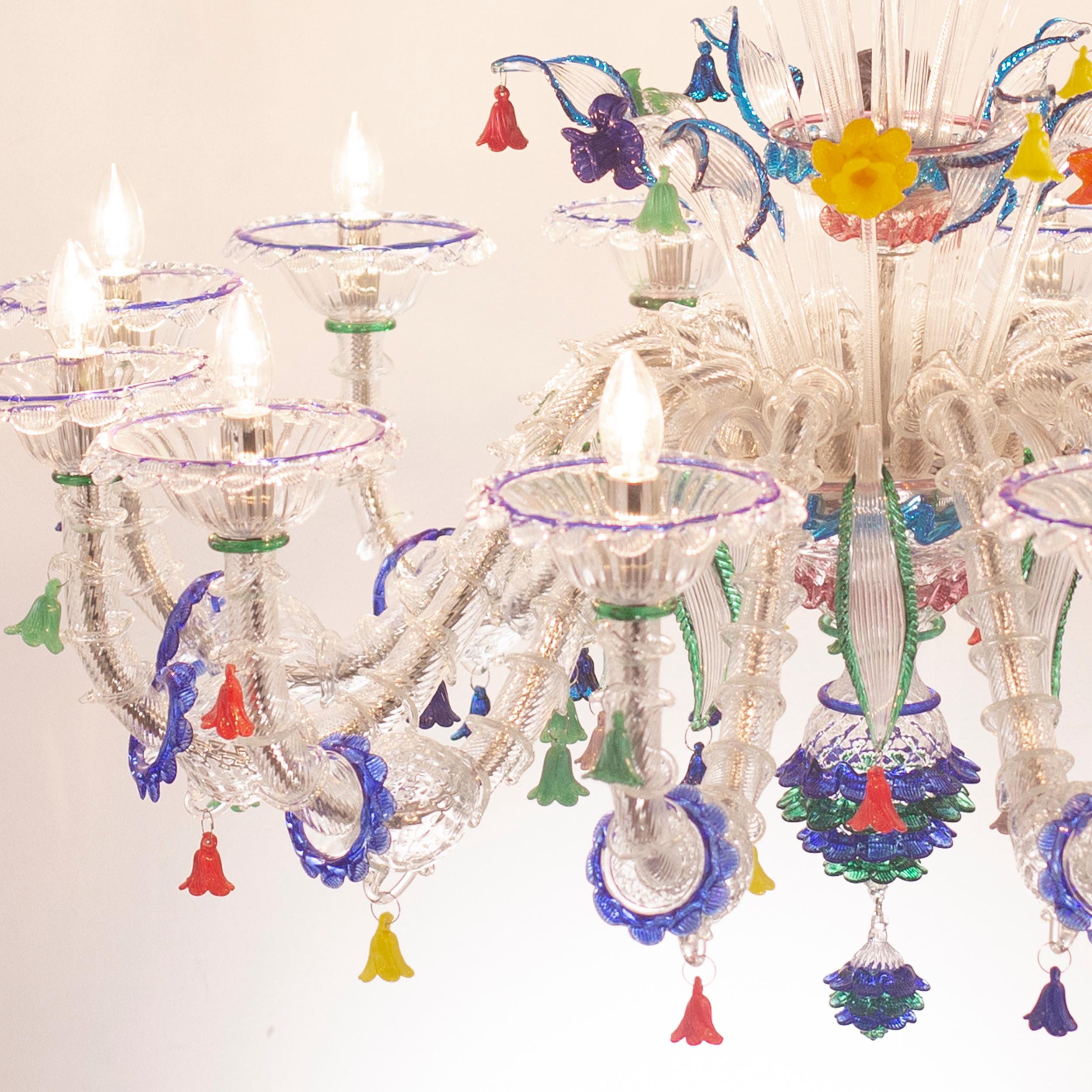 Artistic Murano chandelier height 100 cm, 12-light, clear Murano glass, polychrome details by Multiforme.
The artistic glass chandelier is an elegant and delicate lighting work, colored with hard-paste tones. The structure is a combination of well