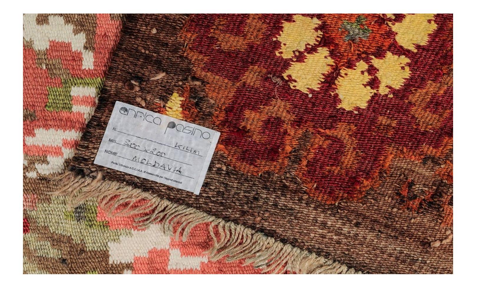 Vintage Moldavia Kilim with an elegant Caucasian floral design like an Aubusson carpet - It is a genuine product, made to keep You company and be parte of Your home: it's not affected by fashions.
Its roses in pastel colors are like a garden in Your
