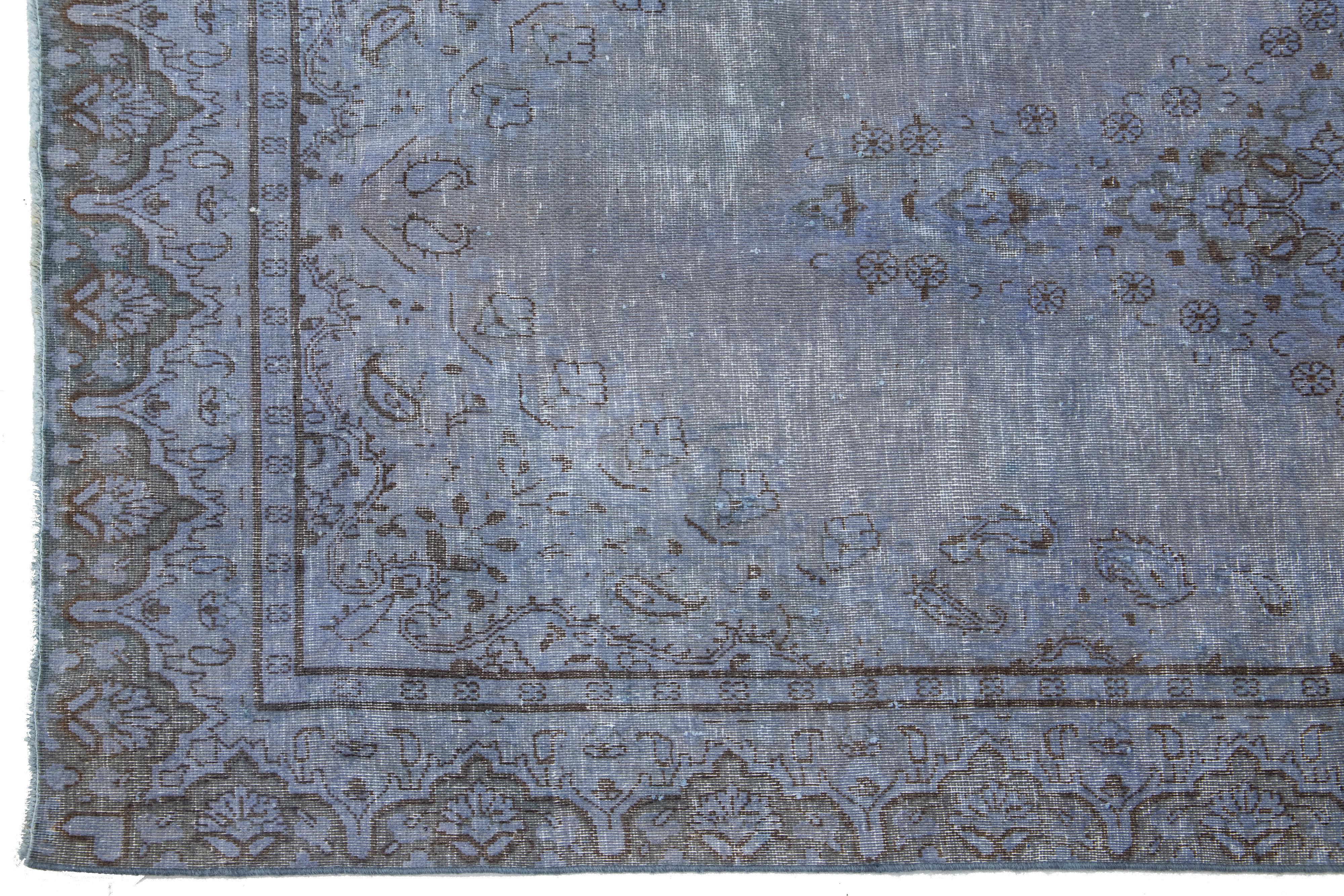 Tappeto floreale vintage persiano sovratinto in lana blu In condizioni buone in vendita a Norwalk, CT