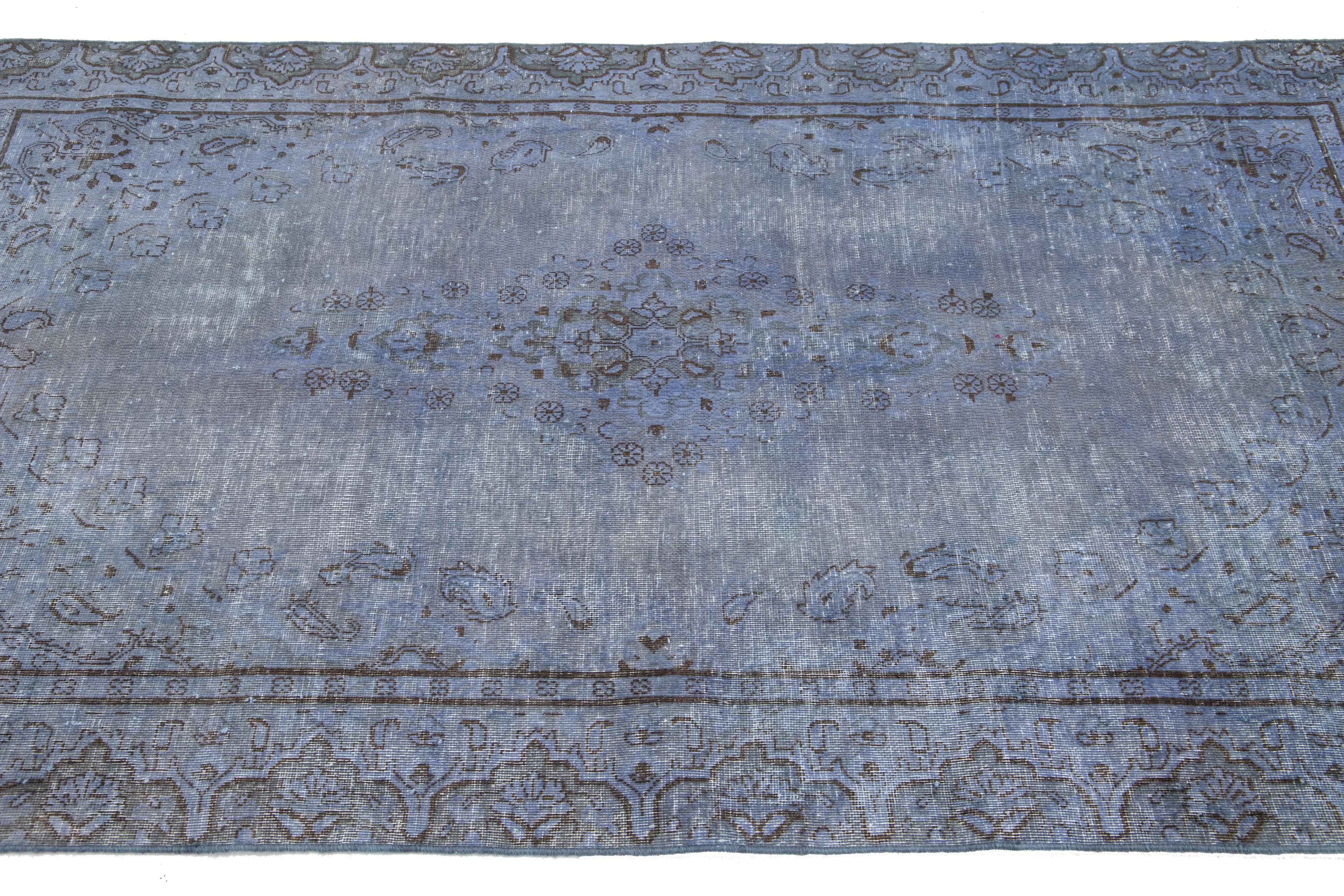 XX secolo Tappeto floreale vintage persiano sovratinto in lana blu in vendita