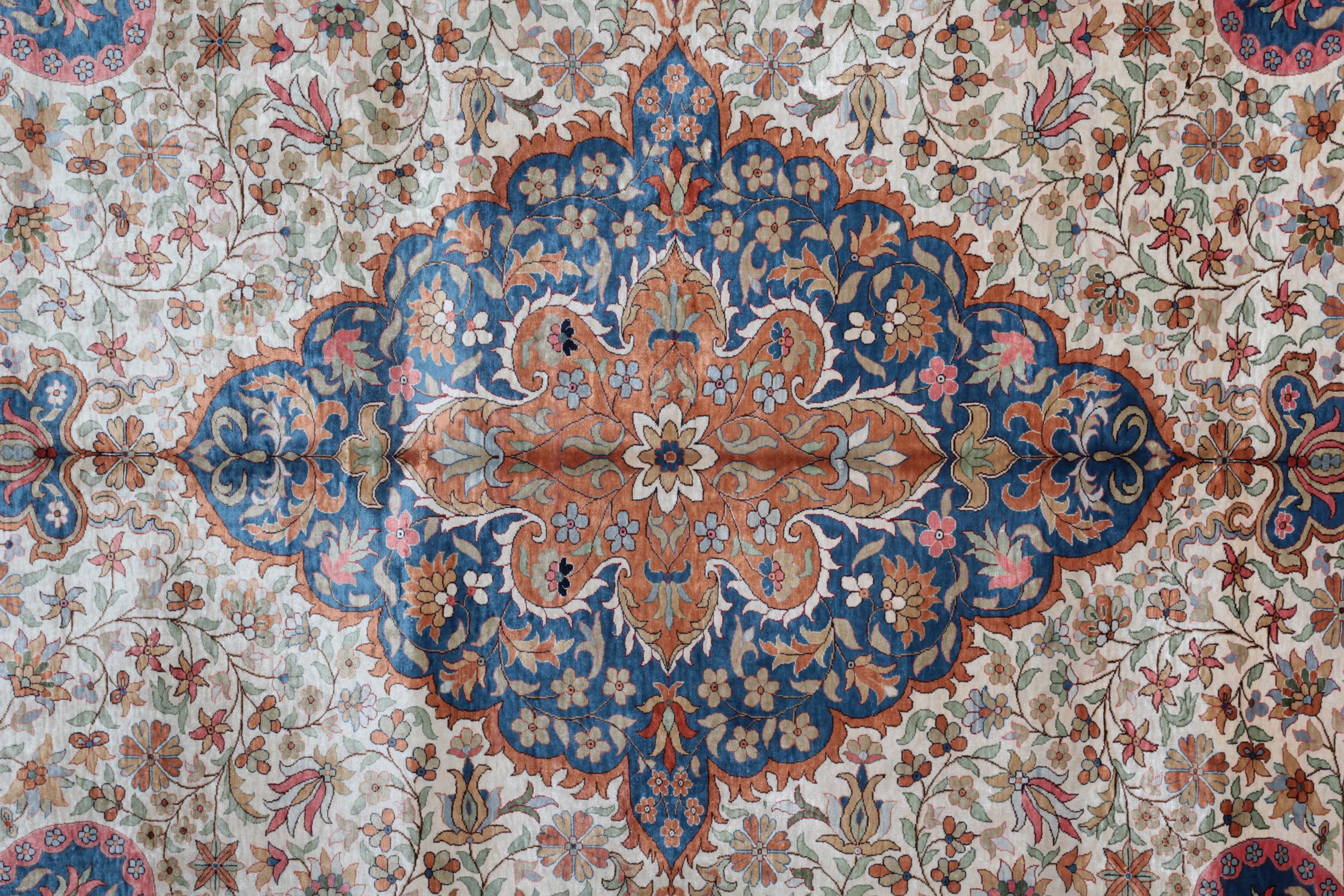 Türkische Vintage-Teppiche werden von vielen als einige der schönsten Teppiche der Welt angesehen. Dieser elegante Teppich hat eine sehr schöne Farbpalette mit Rost, Hellblau, Marine, Beige, Gold und Rosa. Die Herstellung dieser meisterhaften