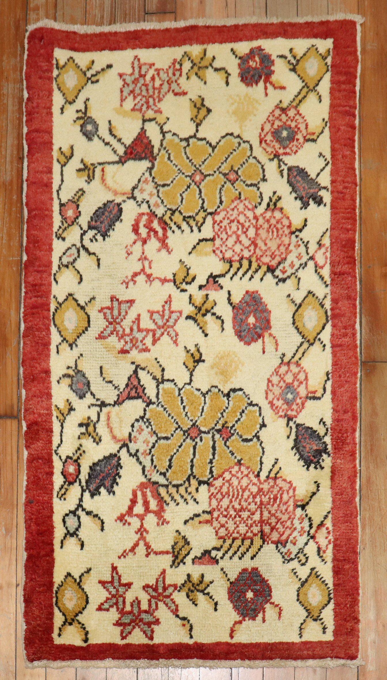 alfombra turca de mediados del siglo xx con diseño floral sobre fondo de color marfil

2'1'' x 3'9''