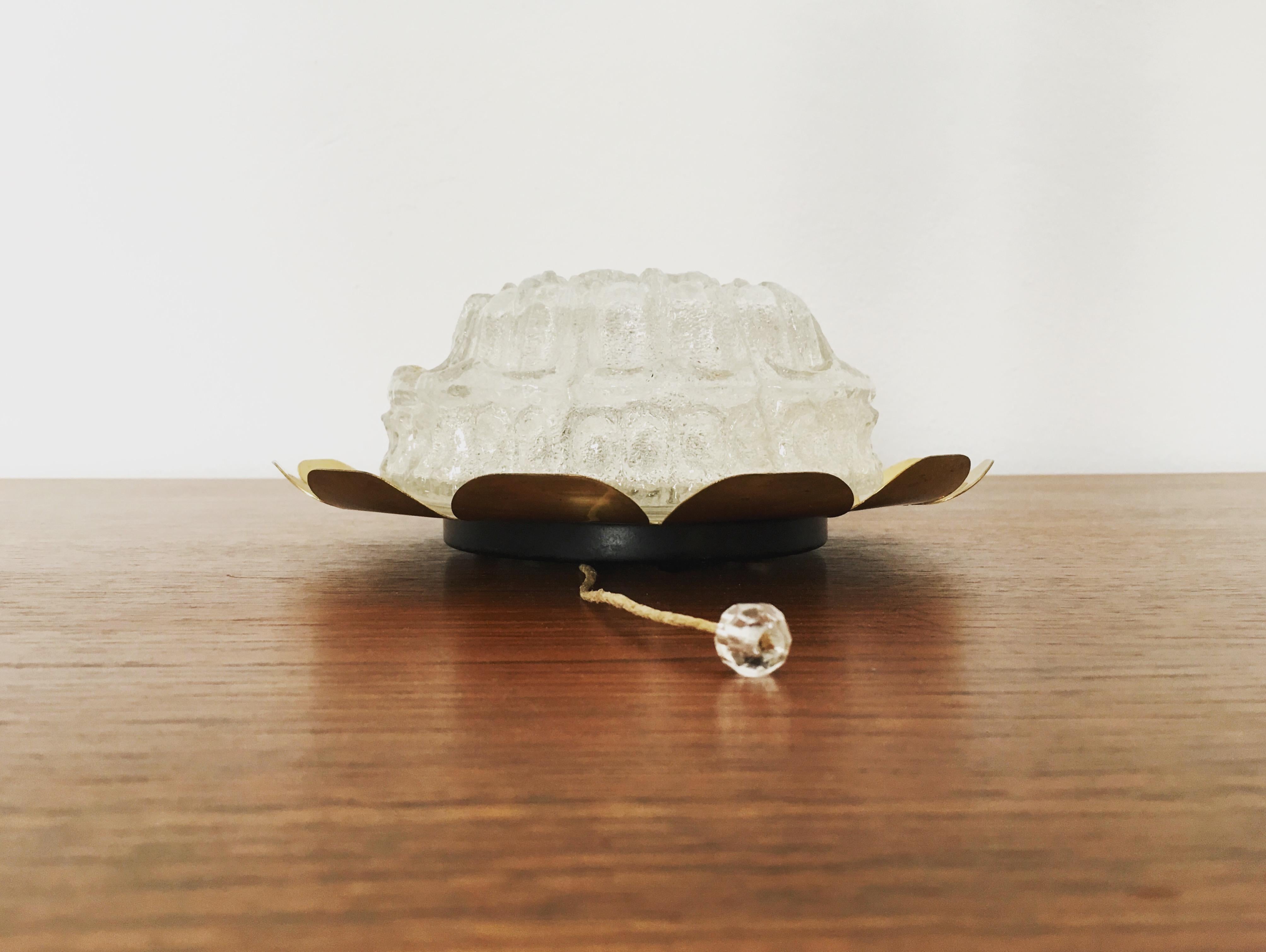 Metà XX secolo Lampada da parete floreale di Glashütte Limburg in vendita