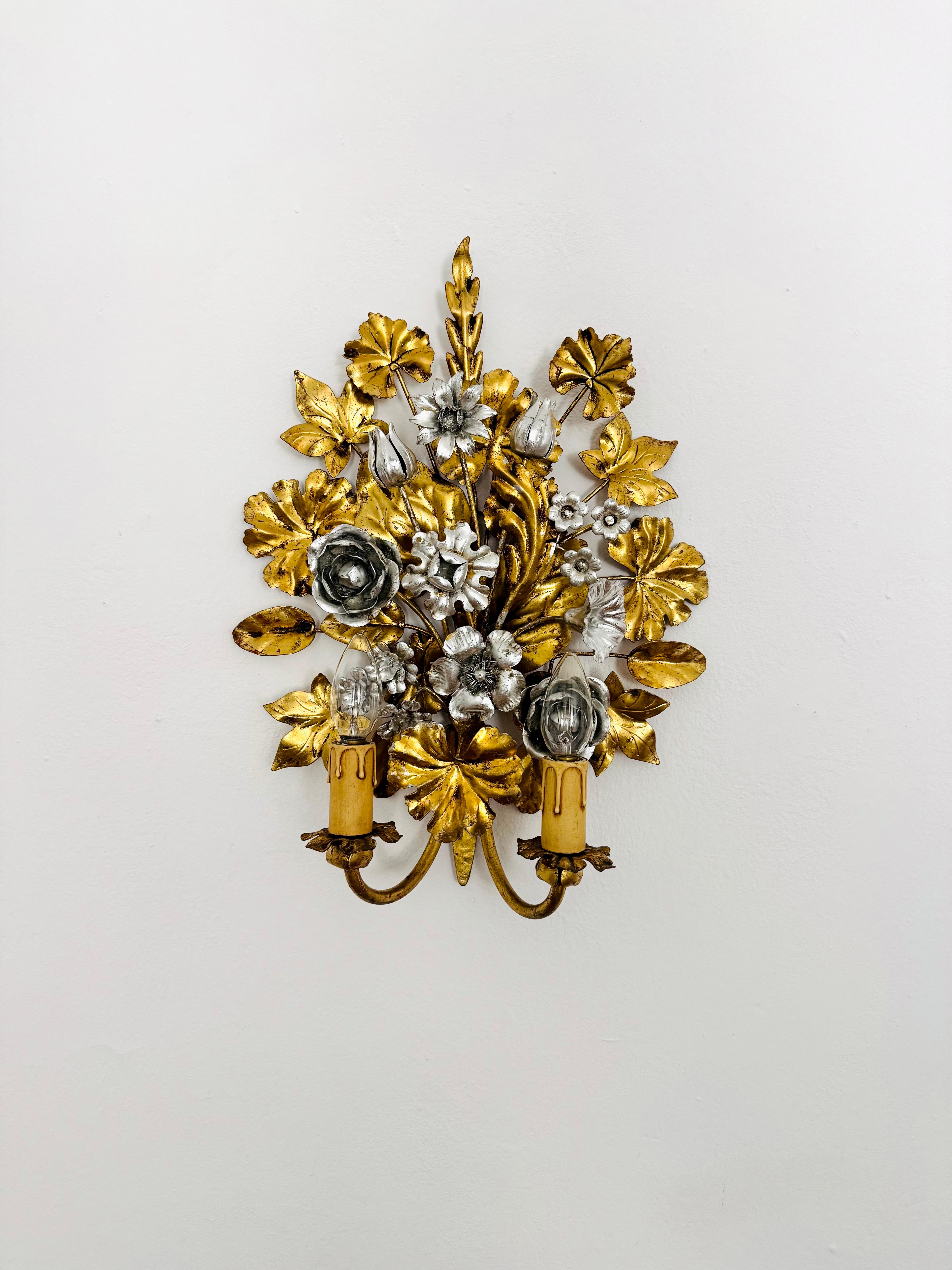 Außergewöhnlich dekorative Wandleuchte aus den 1970er Jahren.
Tolles Design und hochwertige Verarbeitung.
Die Anordnung der Blumen erzeugt ein tolles, sehr elegantes Licht.

Design: Hans Kögl

Bedingung:

Sehr guter Vintage-Zustand mit leichten