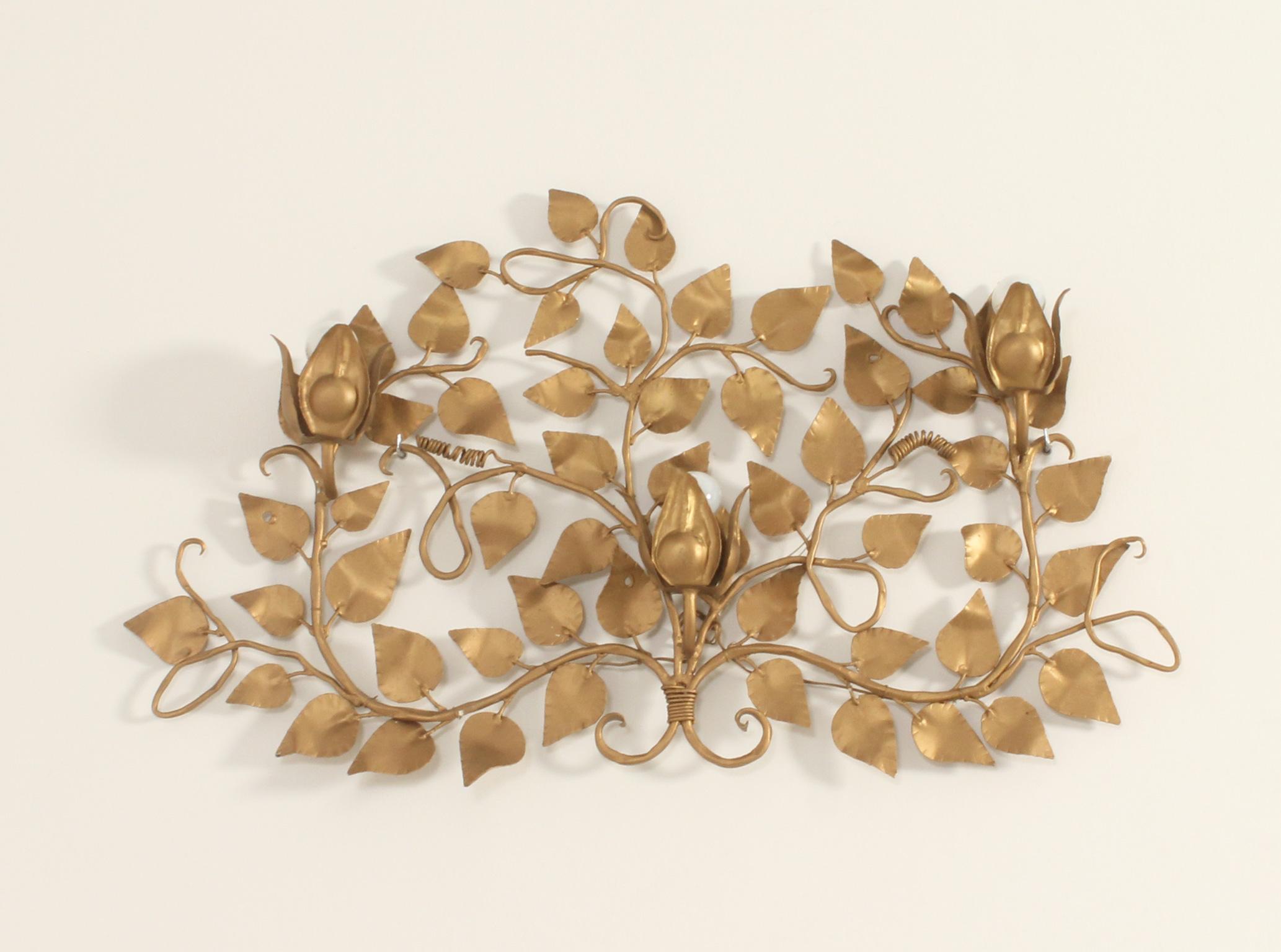 Applique en métal doré, Espagne, années 1960. Fabriquée à la main en fer martelé et doré avec décoration de motifs floraux et trois lumières. 
