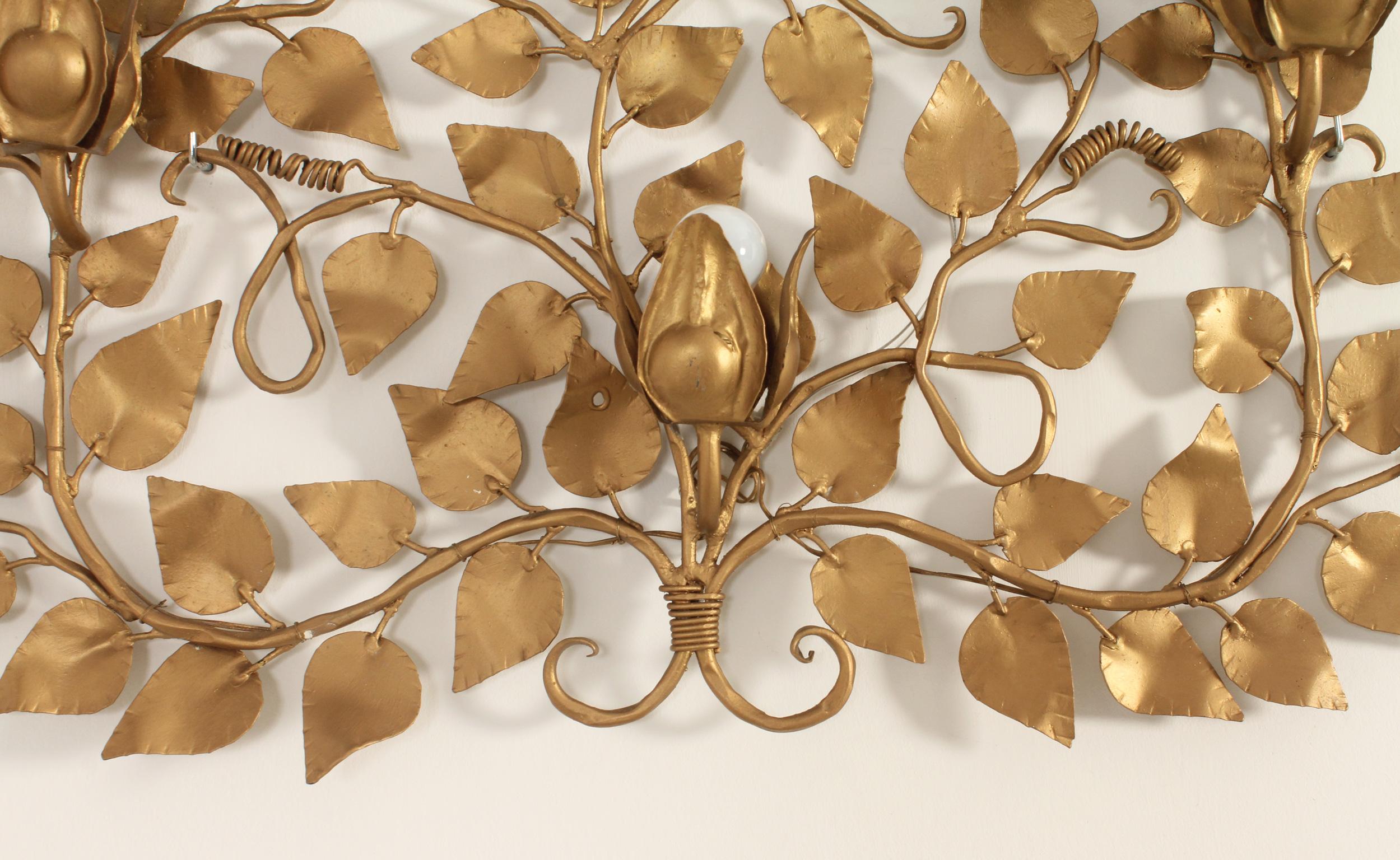 Floral Wall Lamp in Gilt Metal, Spain, 1960's In Good Condition For Sale In Barcelona, ES