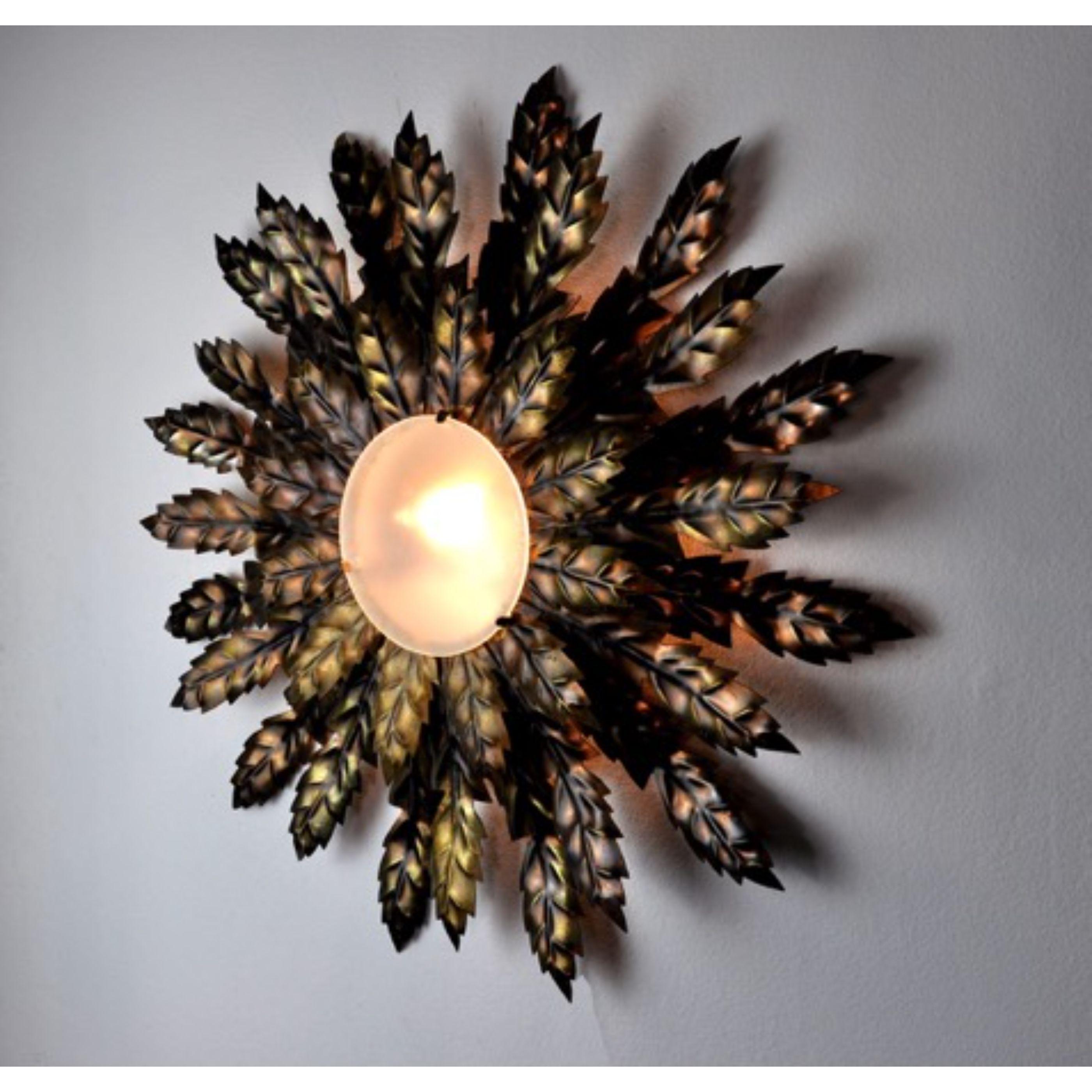 Superb and rare sun wall lamp or ceiling lamp, designed and produced in italy in the 1970s.

This unique object is composed of golden metal sheets in a floral theme.

Object that will illuminate wonderfully and bring a real design touch to your