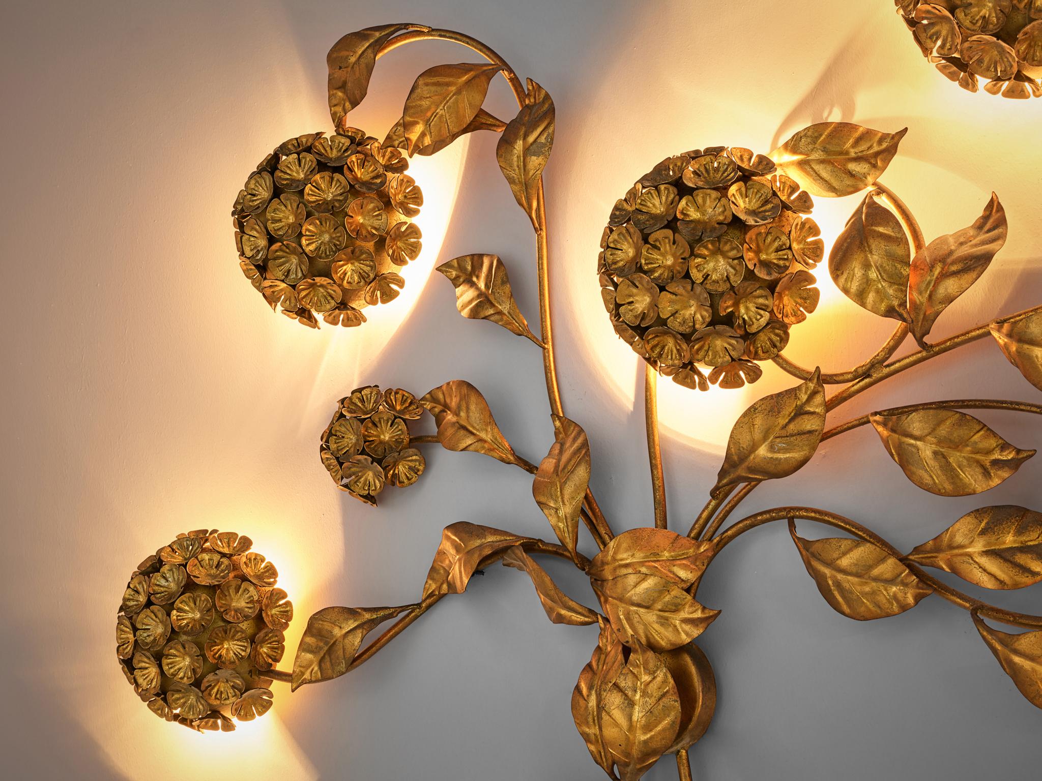 Charming Floral Wall Light in Brass In Good Condition In Waalwijk, NL