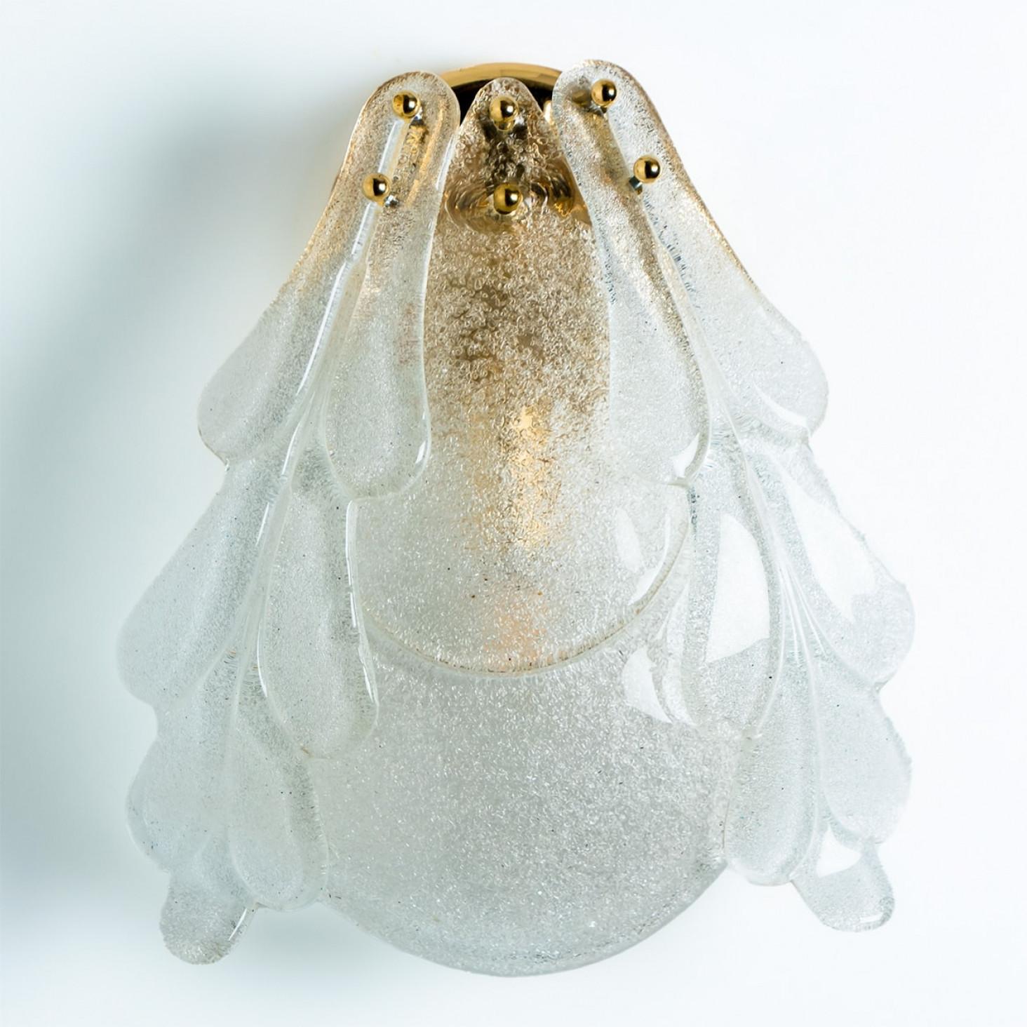 Une élégante applique en verre de Murano soufflé à la main de Barovier&Toso, Italie. Fabriqué à la fin des années 1960, début des années 1970.
Le luminaire se compose de 3 feuilles en verre soufflé de Murano, fines et larges, montées sur un cadre en