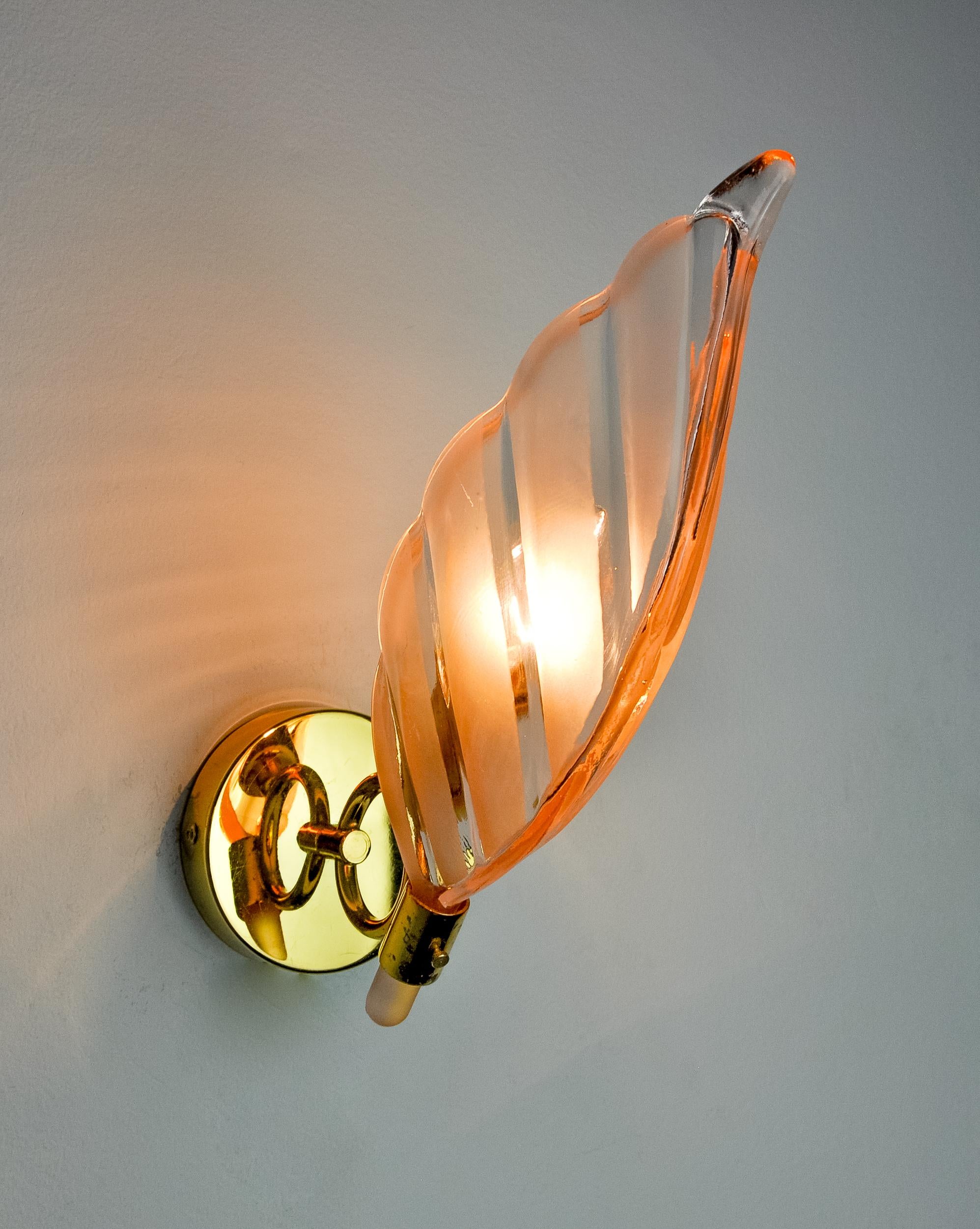 Superb and rare floral wall light in Murano glass, designed and produced in Italy in the 1970s. Pink crystal in the shape of a leaf supported by a gilded metal structure. Designer object that will illuminate your interior wonderfully. Electricity