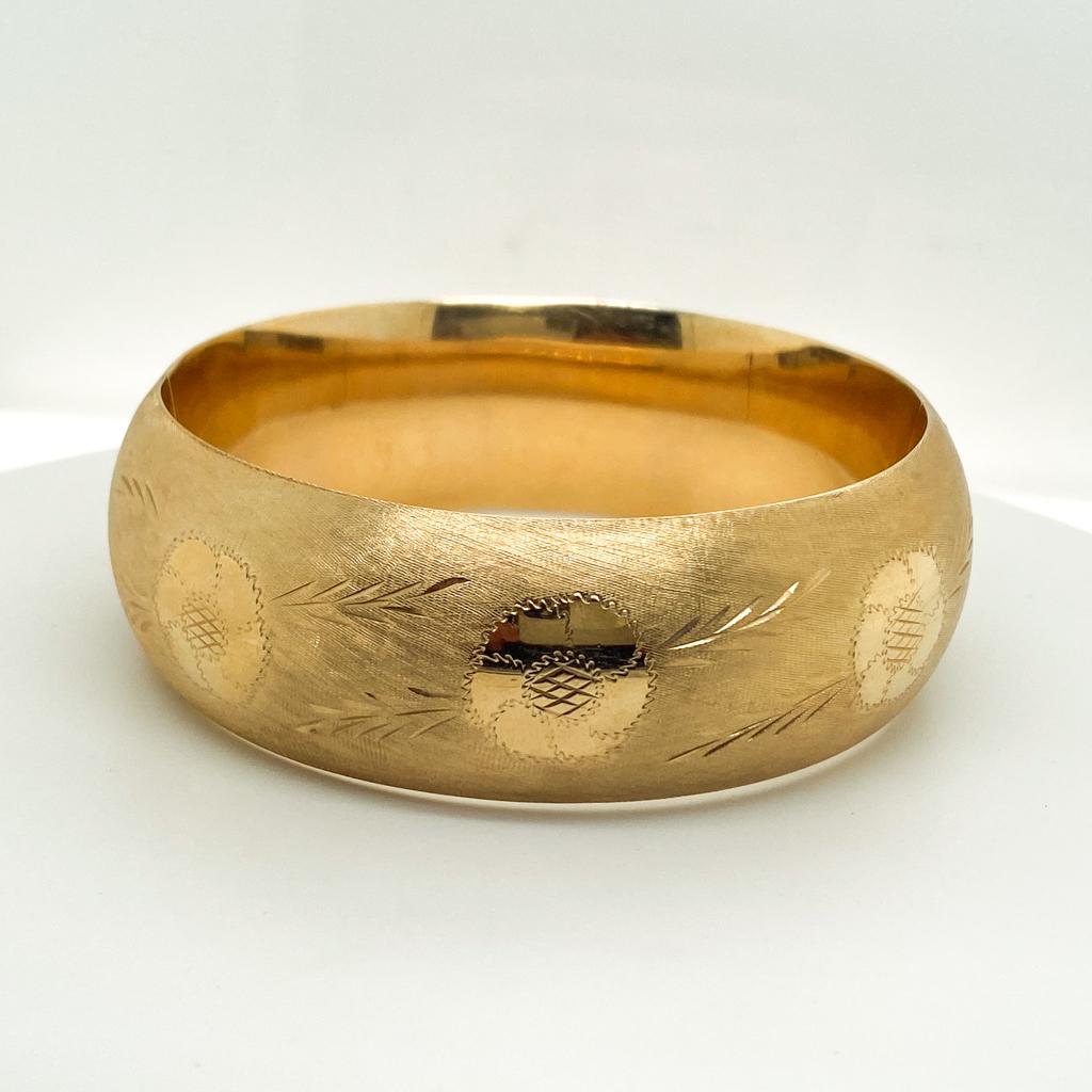 Floral Wide Bangle Armband graviert Florentine Textur 14K Gelbgold im Angebot 1